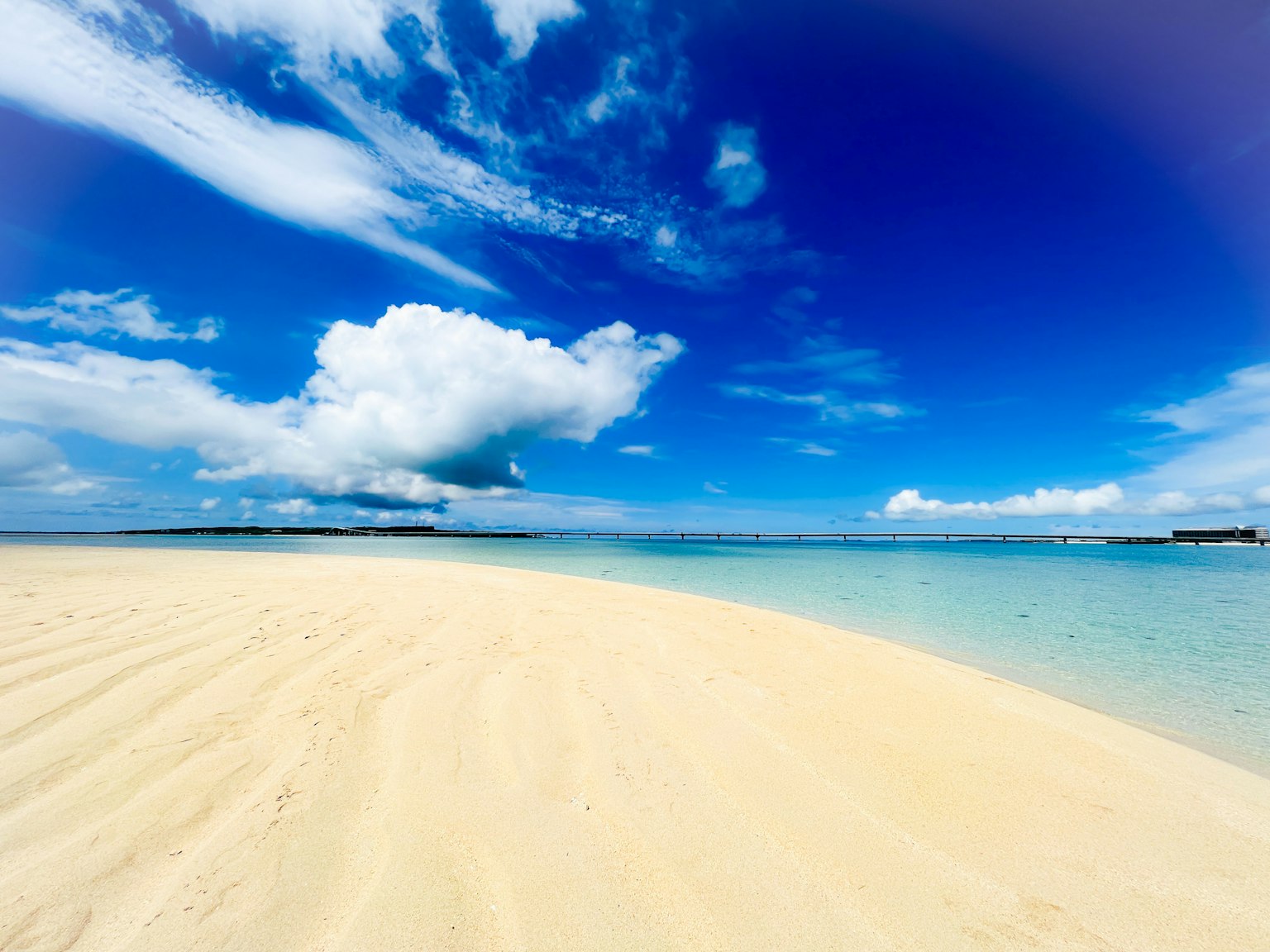 Pemandangan pantai yang indah dengan langit biru dan pasir putih