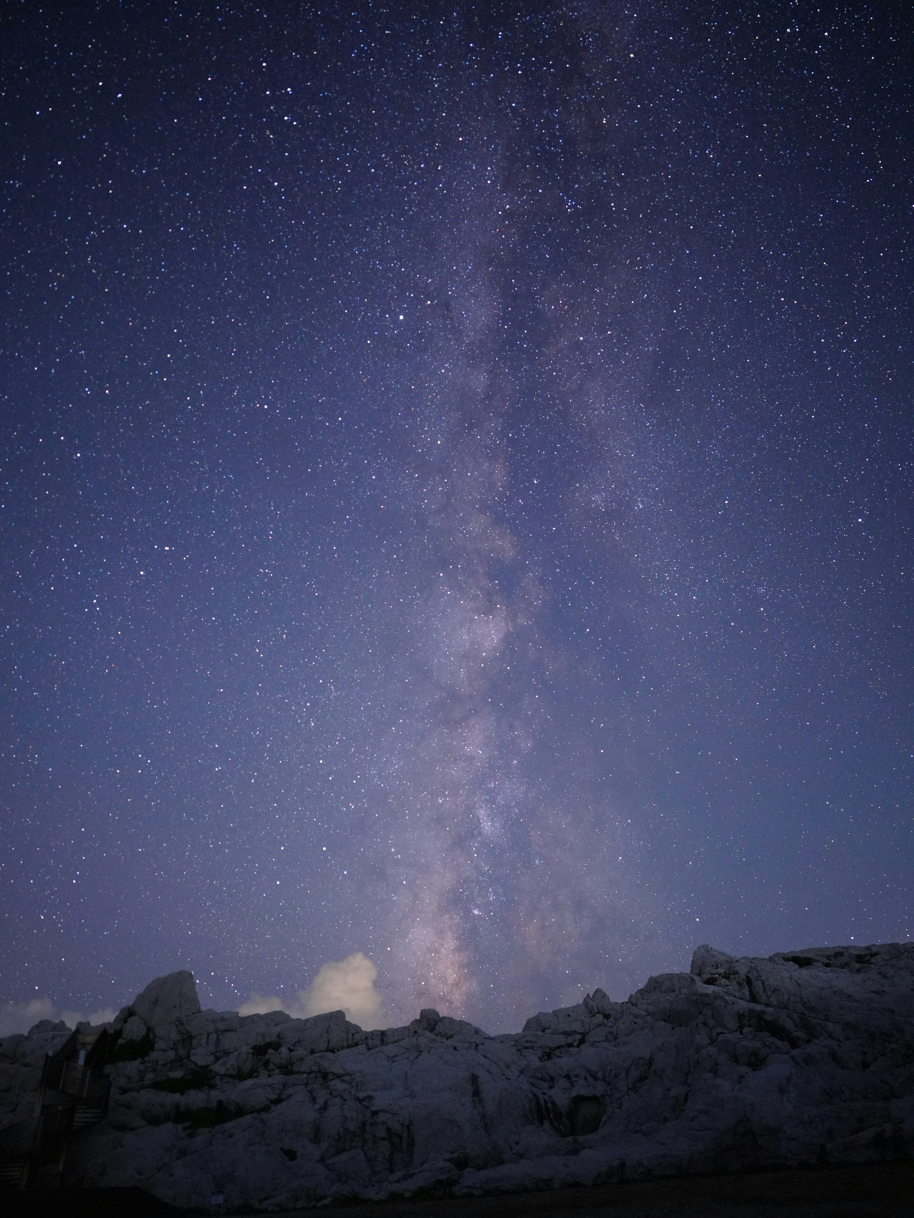 星空と天の川が広がる岩場の夜景
