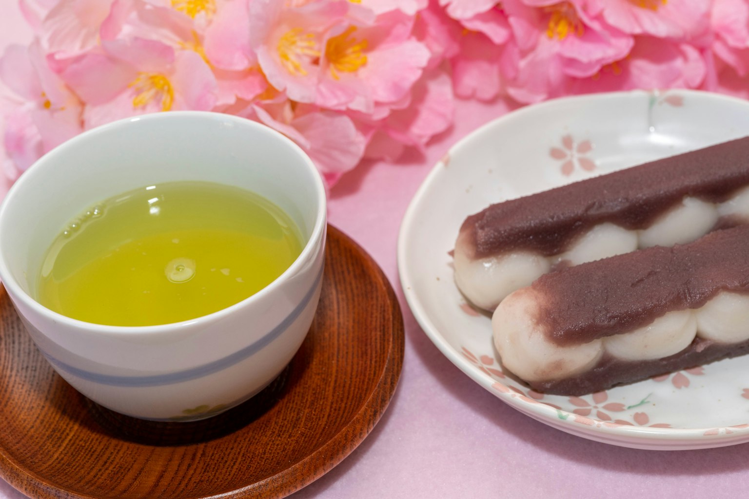 抹茶和和菓子盘子 背景是樱花
