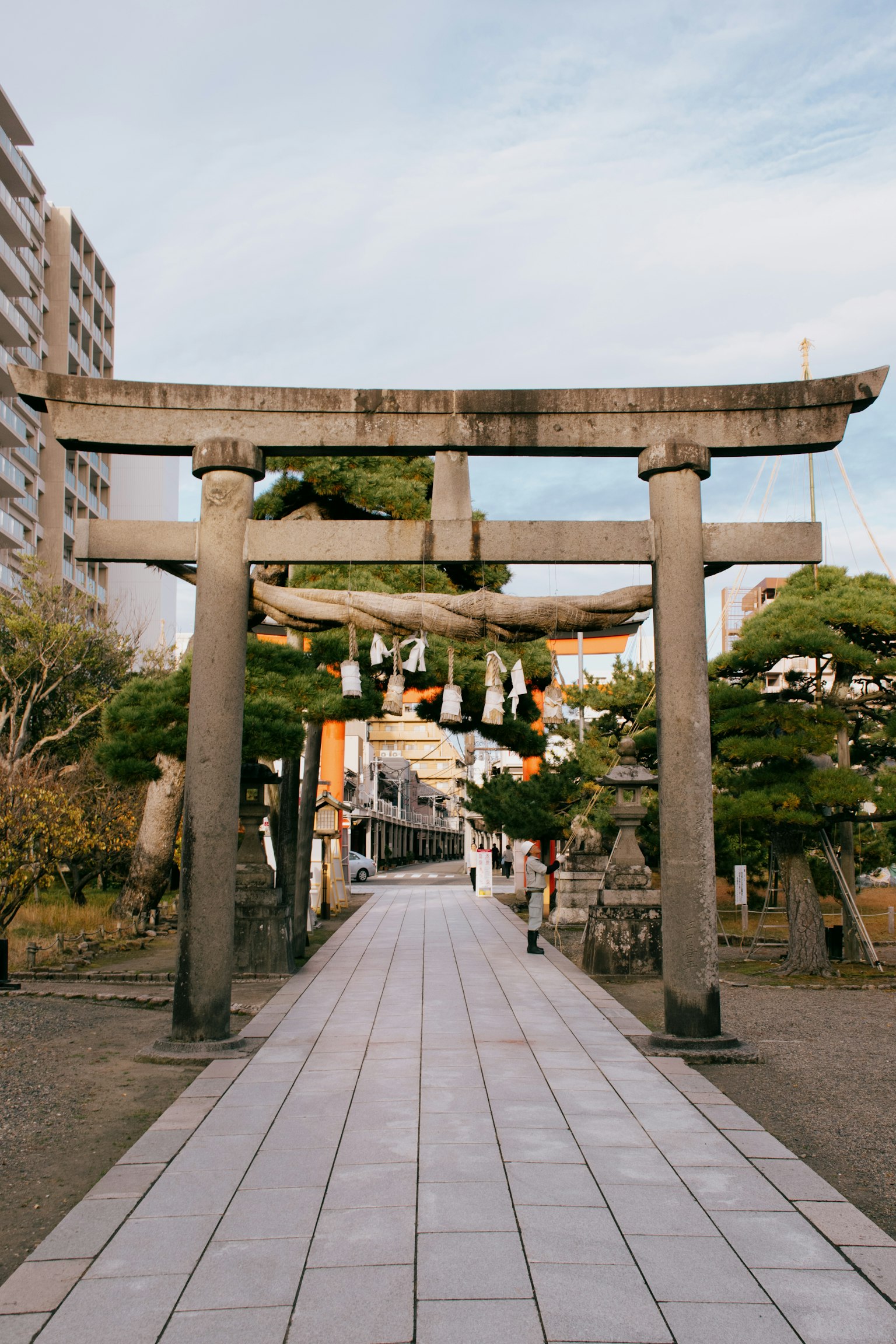 神社入口的石製鳥居和鋪裝小路