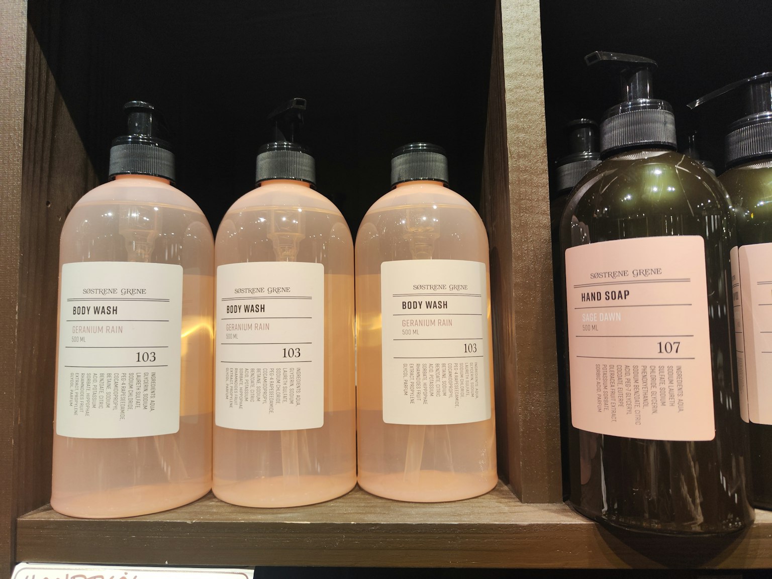 Immagine di scaffali con bottiglie di sapone liquido rosa