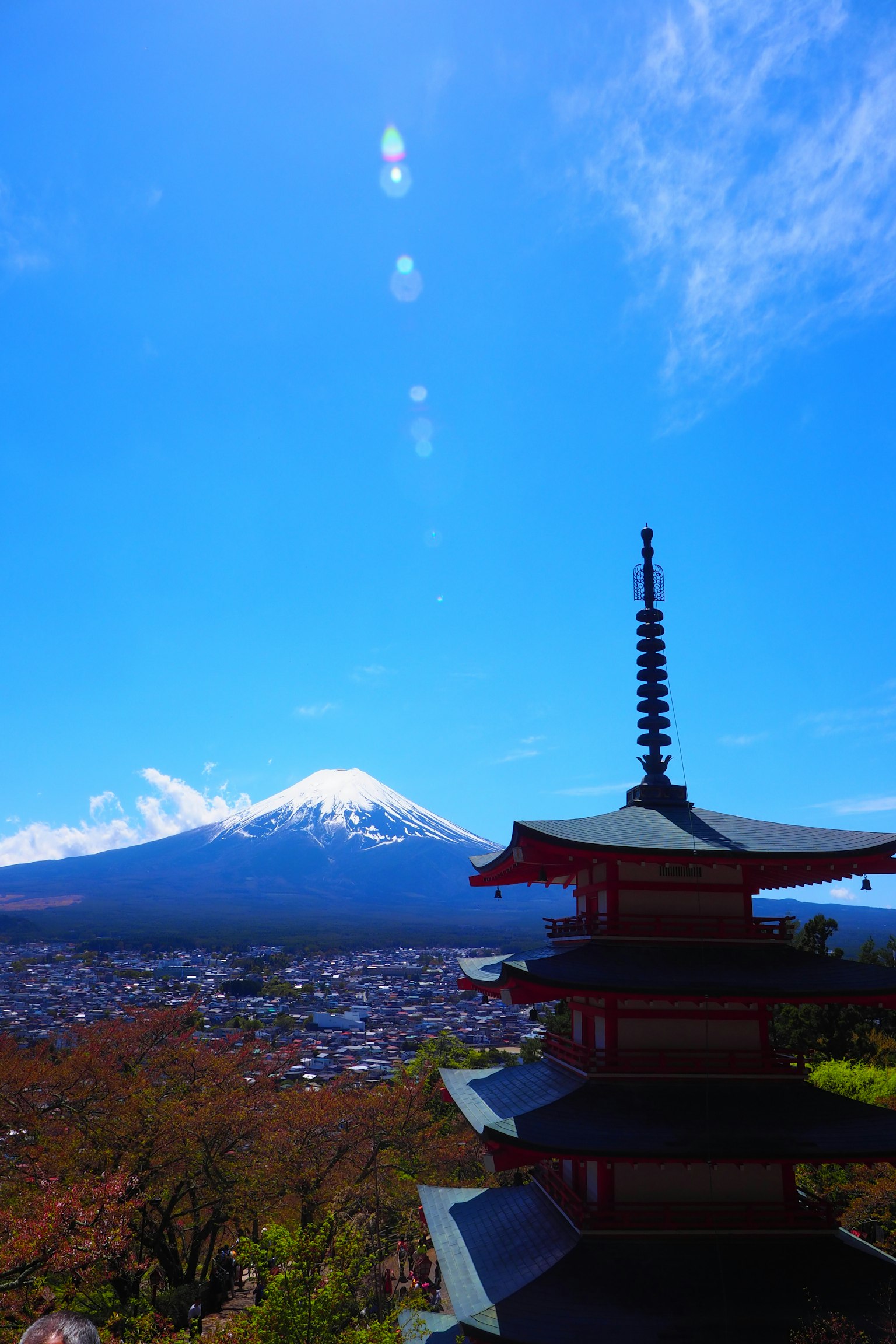Pemandangan Gunung Fuji dengan pagoda di bawah langit biru yang cerah