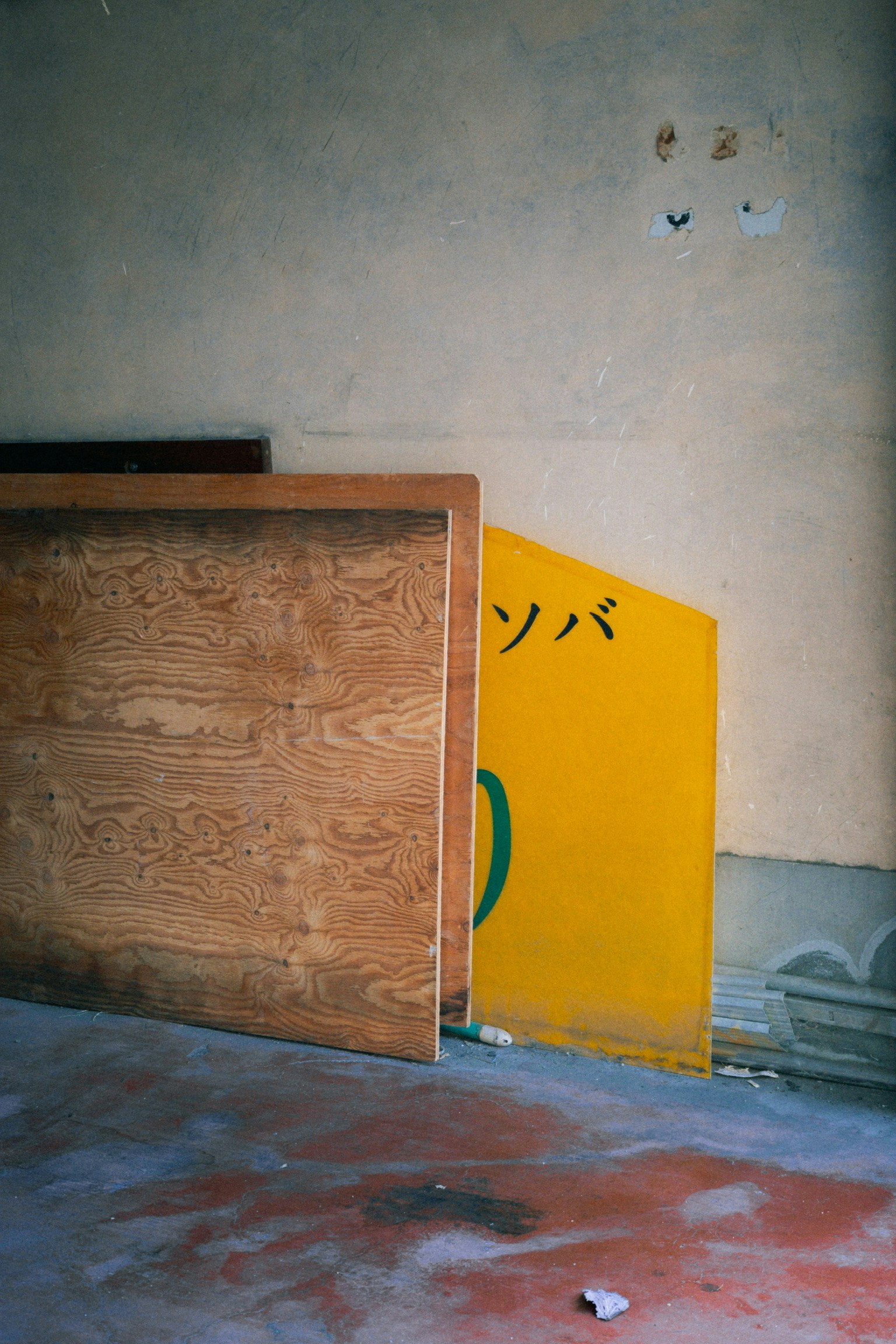 壁に寄せられた木の板と黄色い板がある部屋の内部