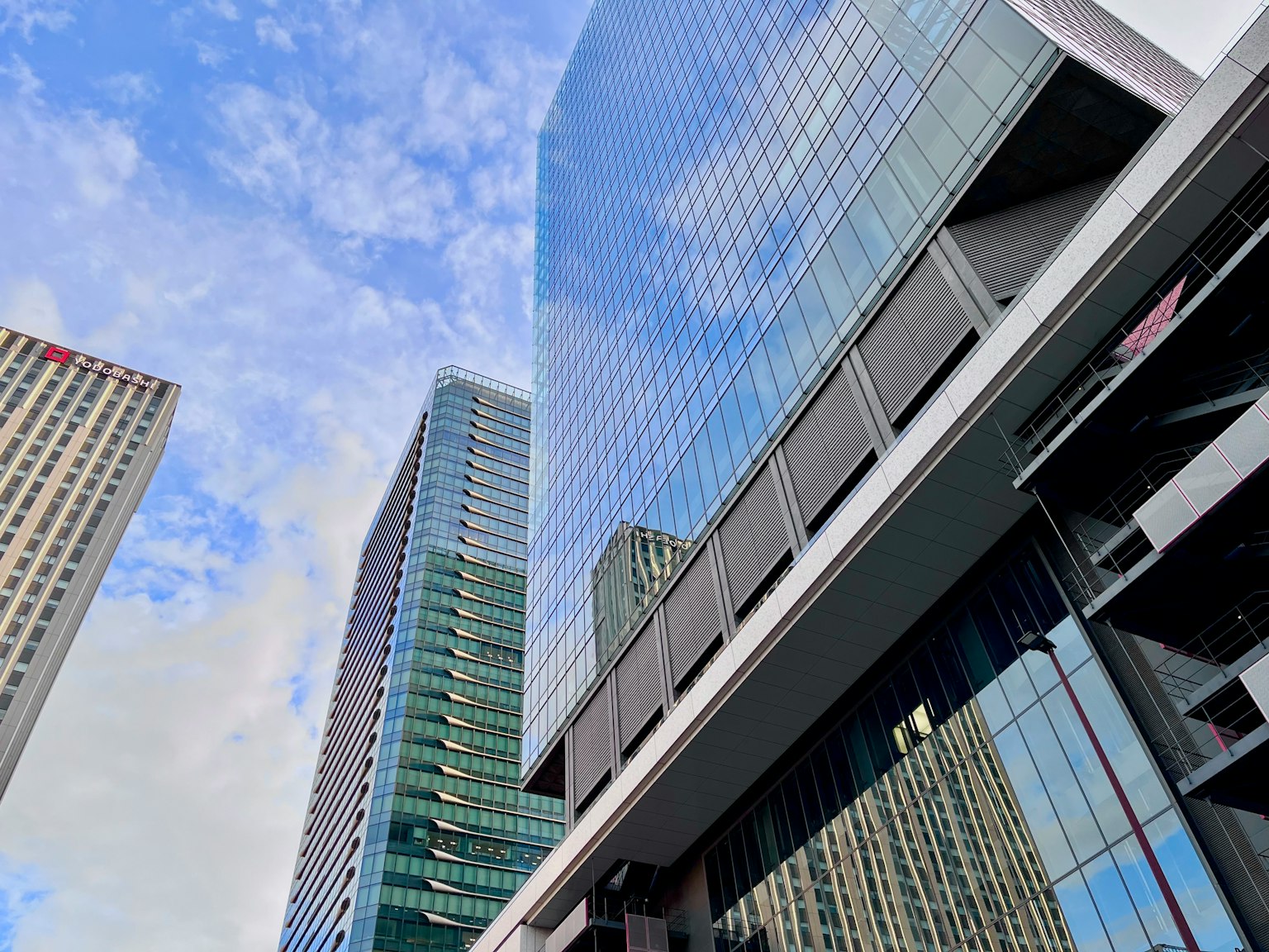 Panorama urbano con grattacieli moderni e cielo blu con riflessi