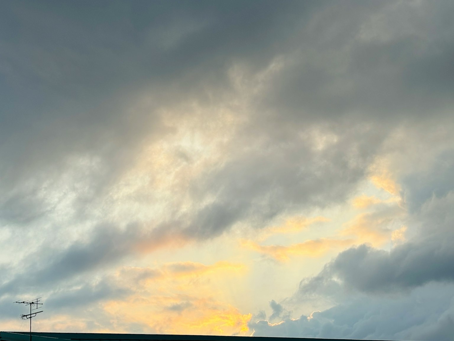 Bewölkter Himmel mit Hinweisen auf Sonnenuntergangsfarben