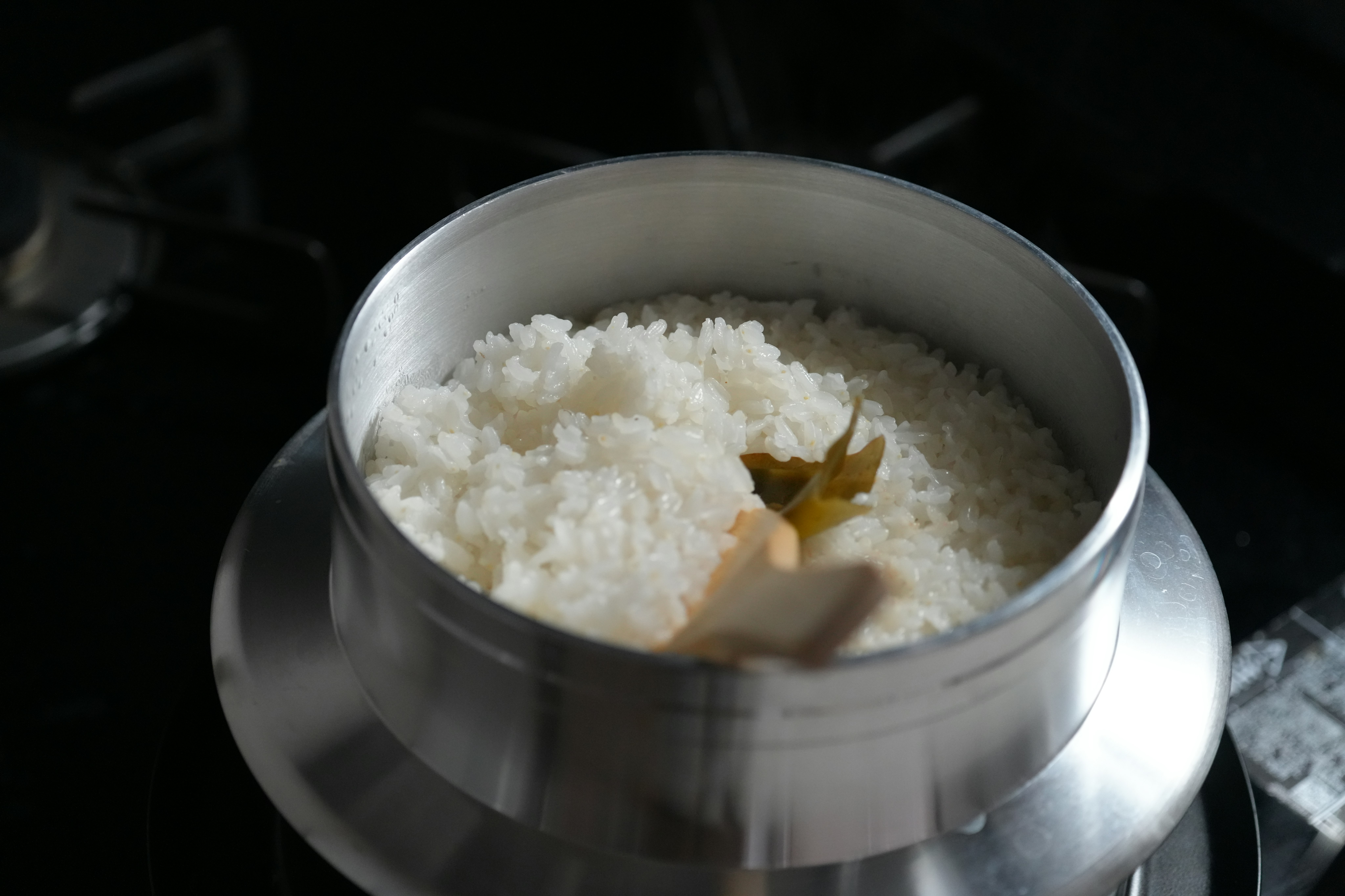 金屬碗裡的白米飯