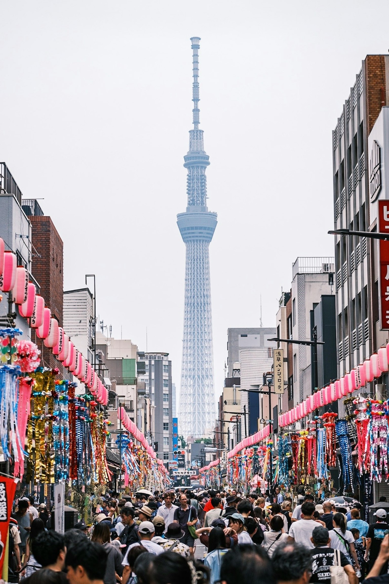 Belebte Straße mit der Tokyo Skytree im Hintergrund