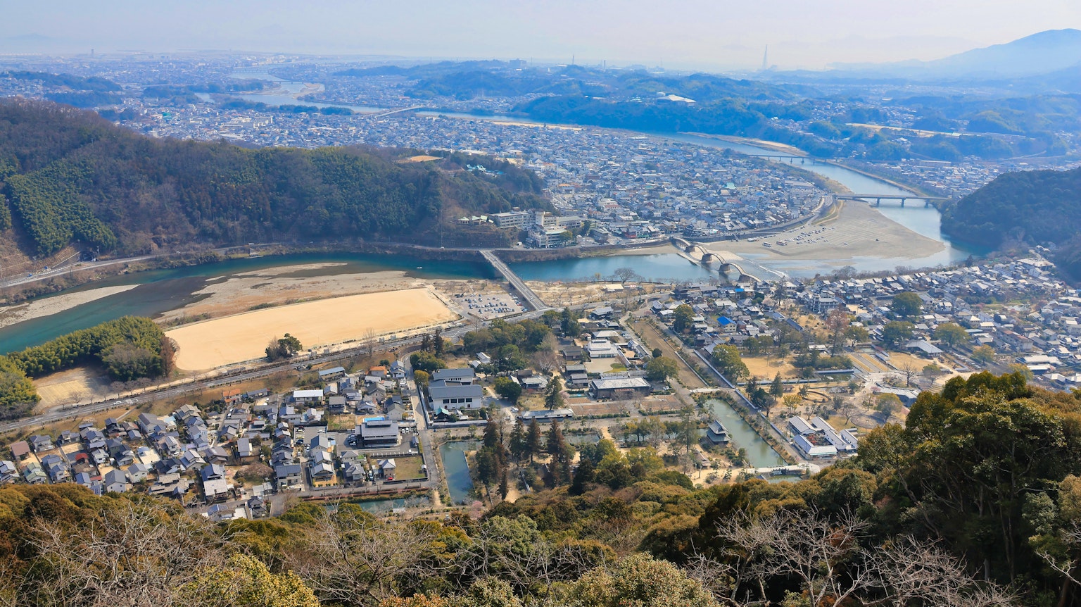 山顶风景俯瞰河流和城镇