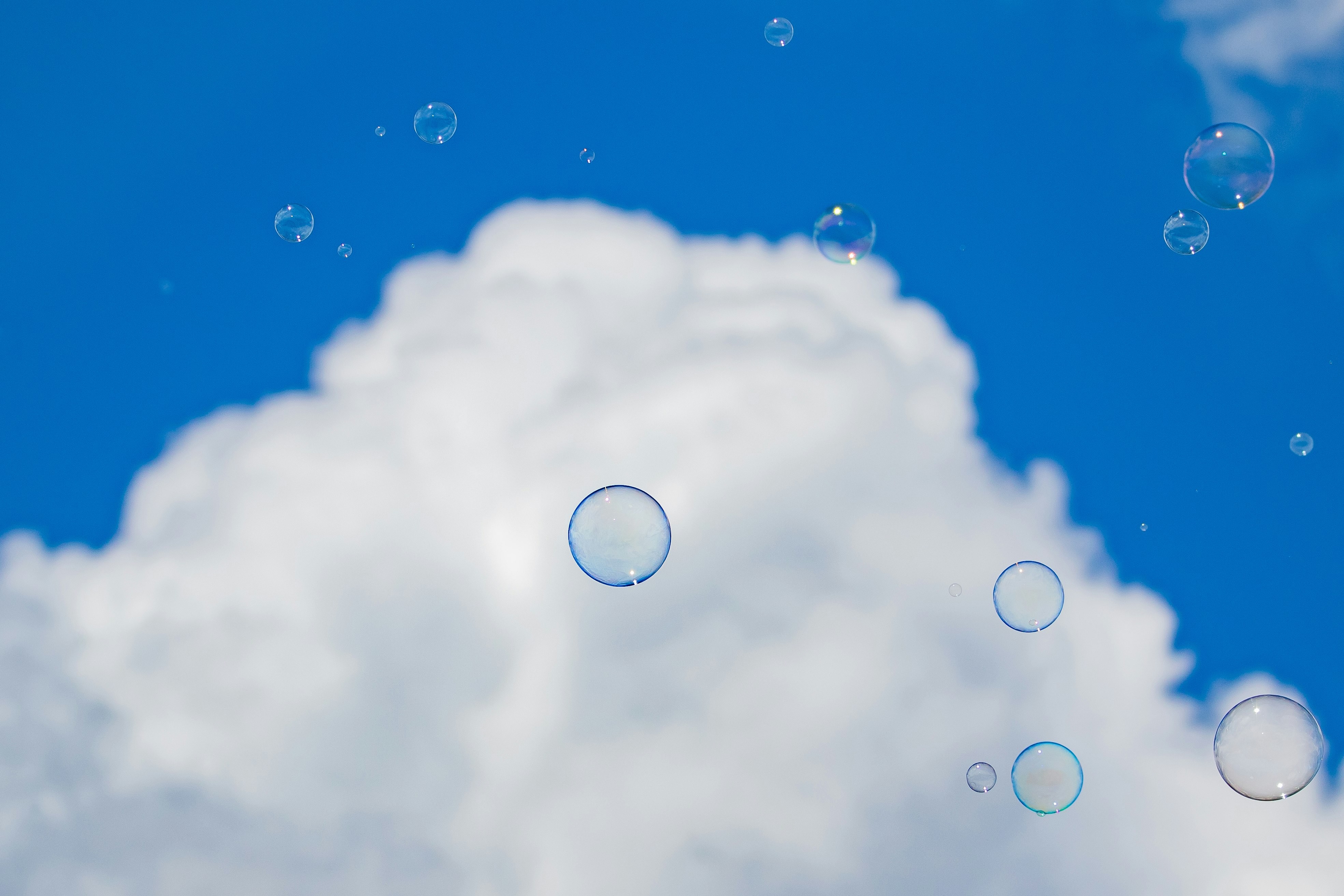 青空の雲に浮かぶ水滴のマクロ