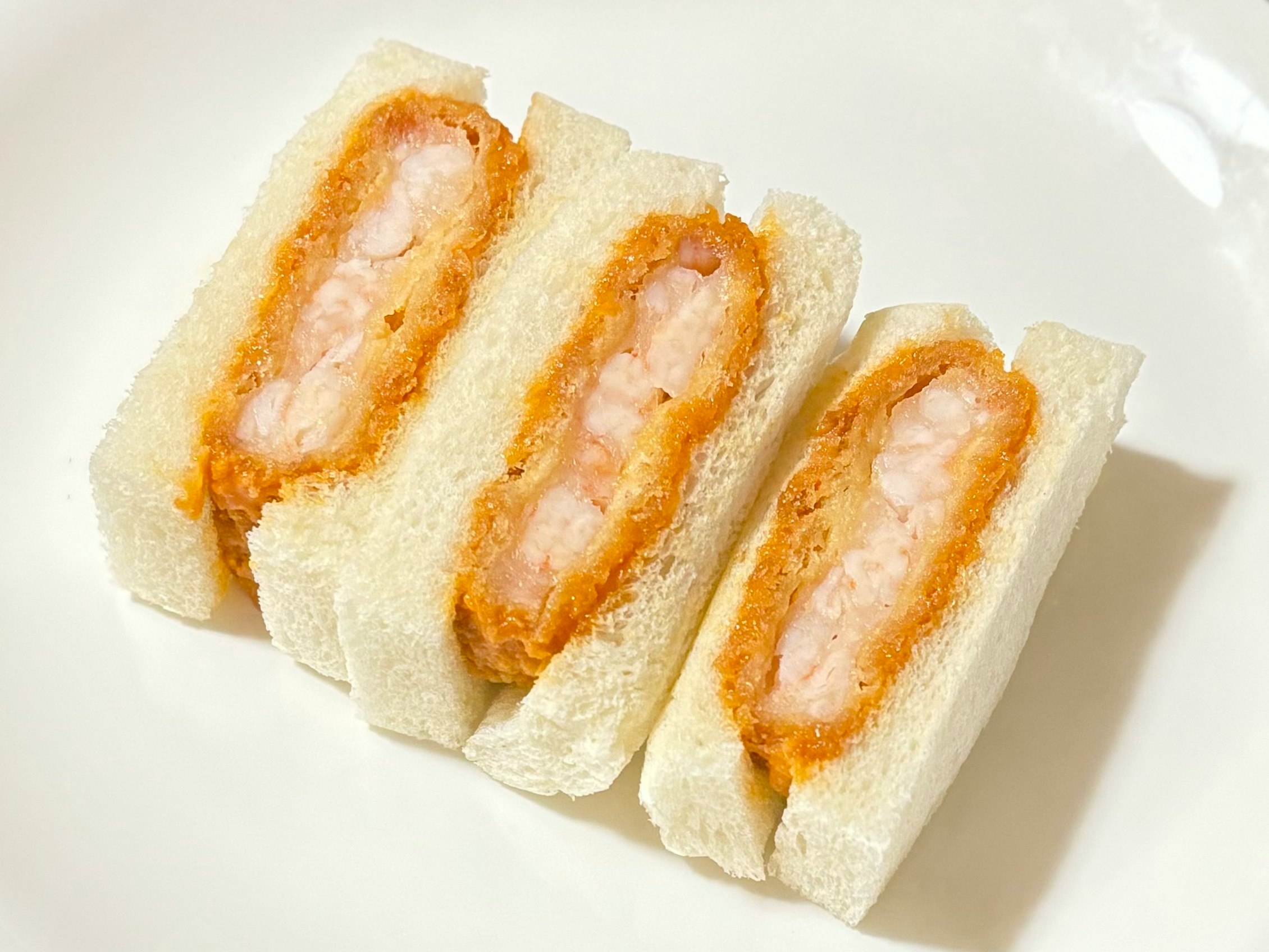 白盘上的三明治风味卷面包