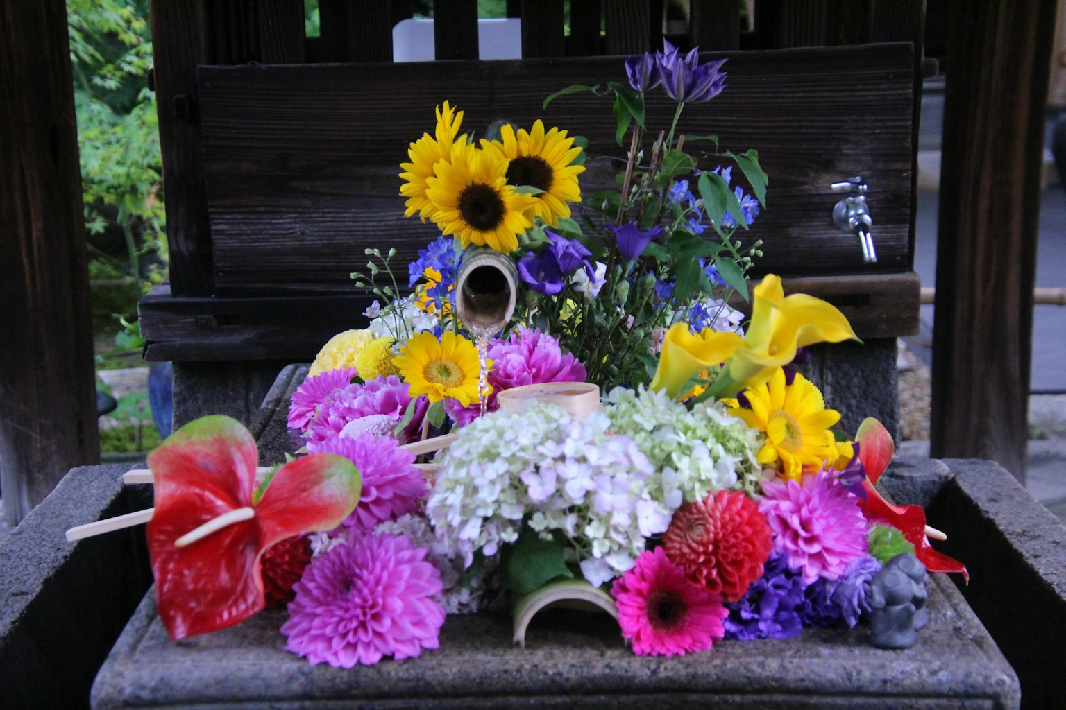 Eine lebendige Blumenarrangement auf einem Altar
