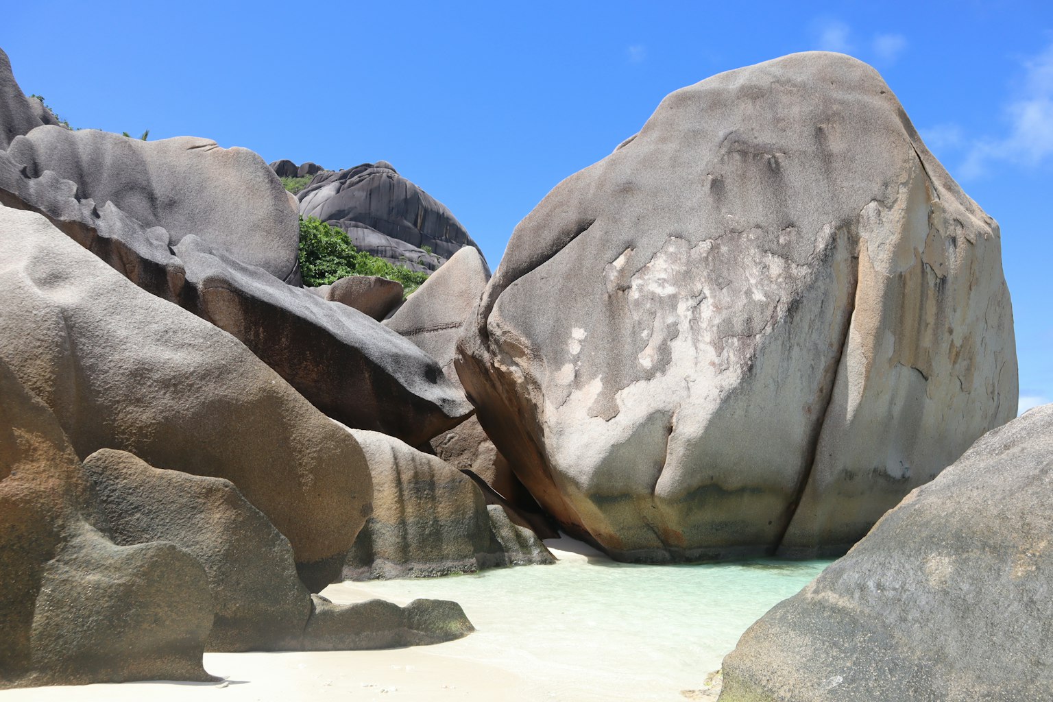 Große Felsen an einem schönen Strand mit klarem türkisfarbenem Wasser