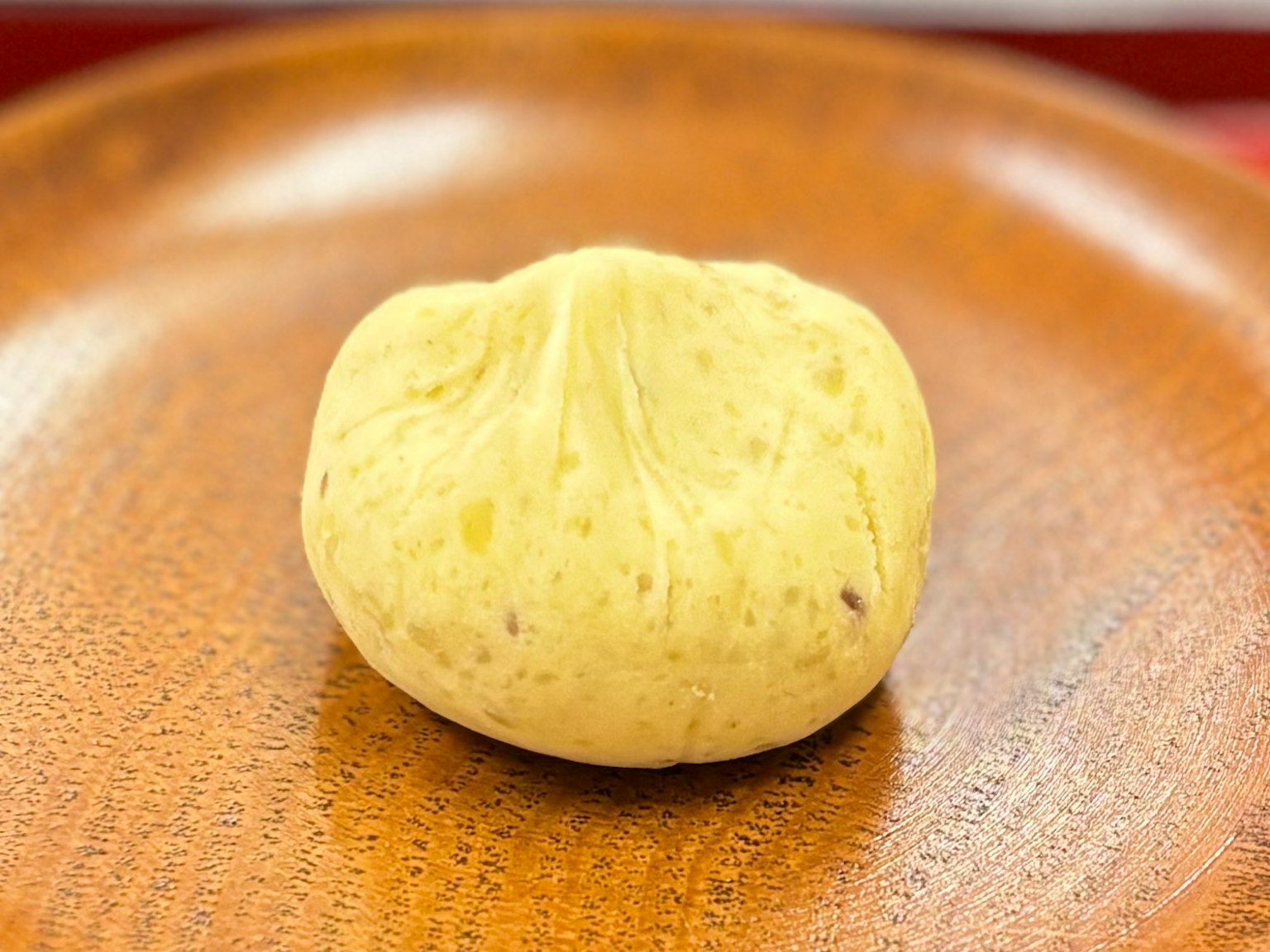 Bun al vapore giallo su un piatto di legno