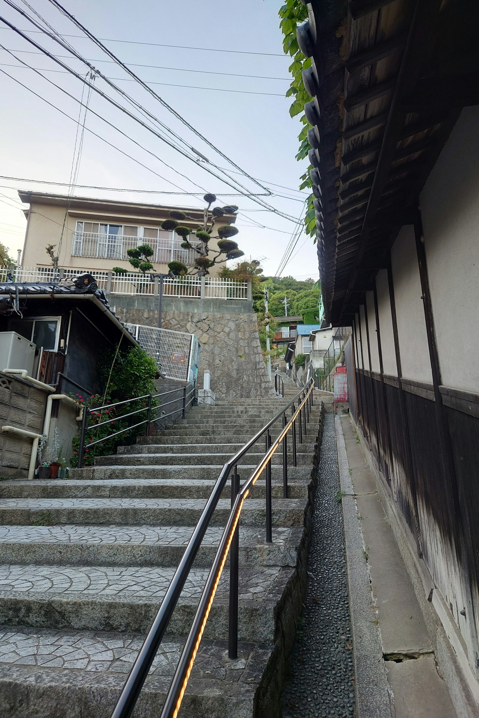 安靜的街道，石階和一座老建築