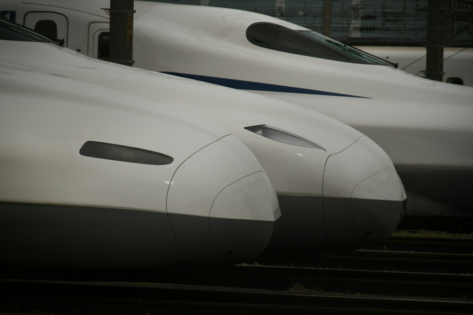 Primo piano delle sezioni anteriori di Shinkansen allineate