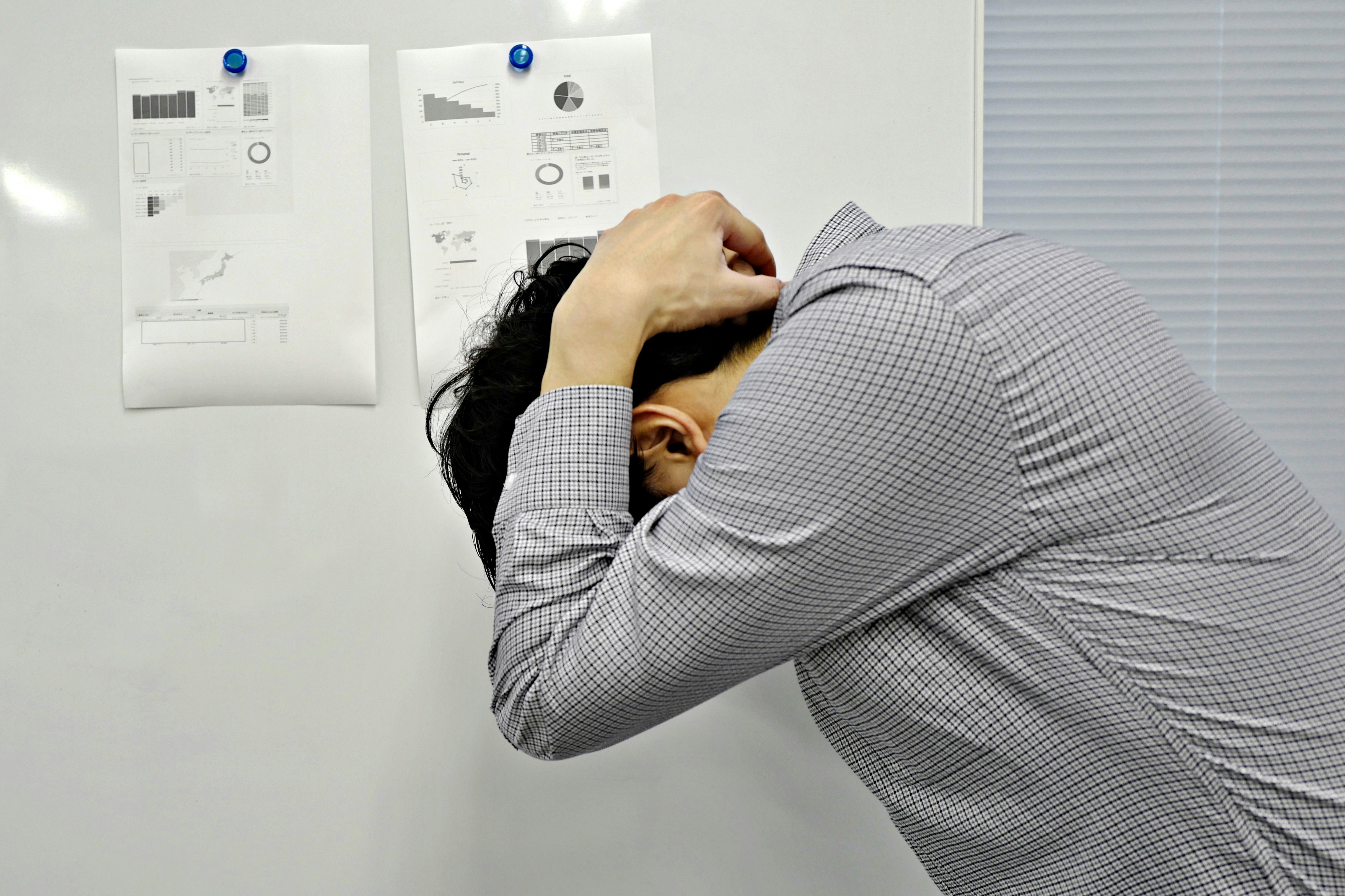 vista da dietro di una persona che controlla documenti