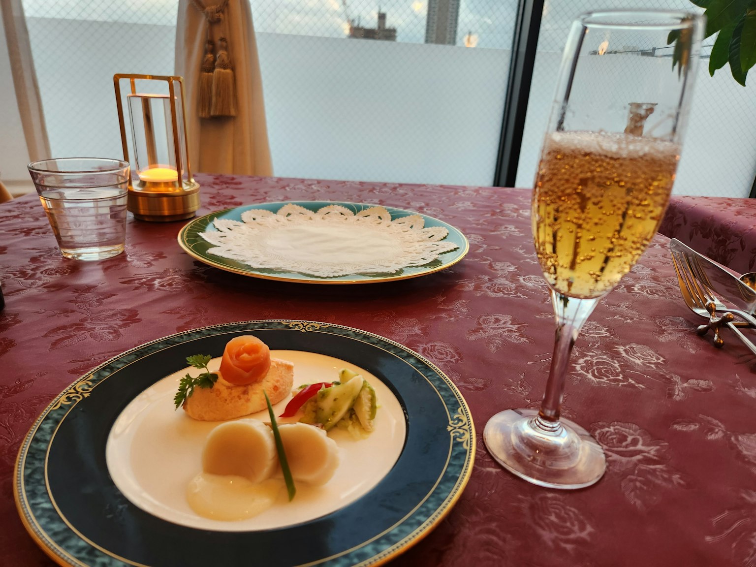 优雅的餐桌上有精致的菜肴和香槟