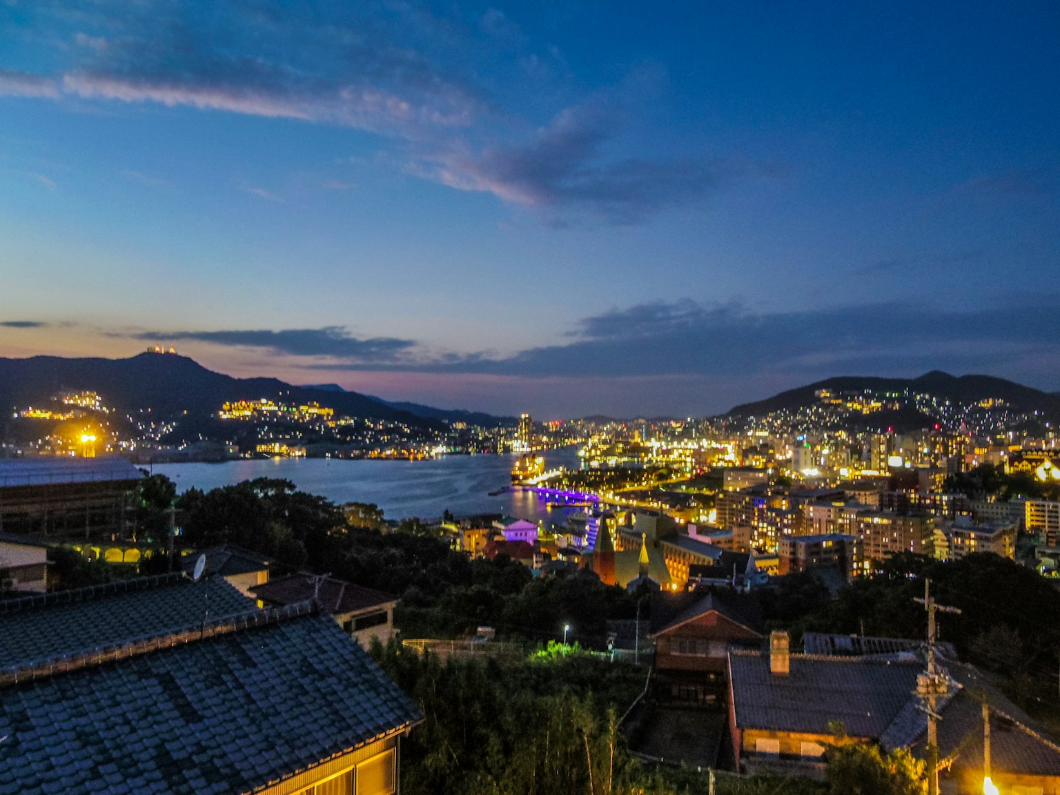 Vue nocturne de la ville de Nagasaki et de la mer