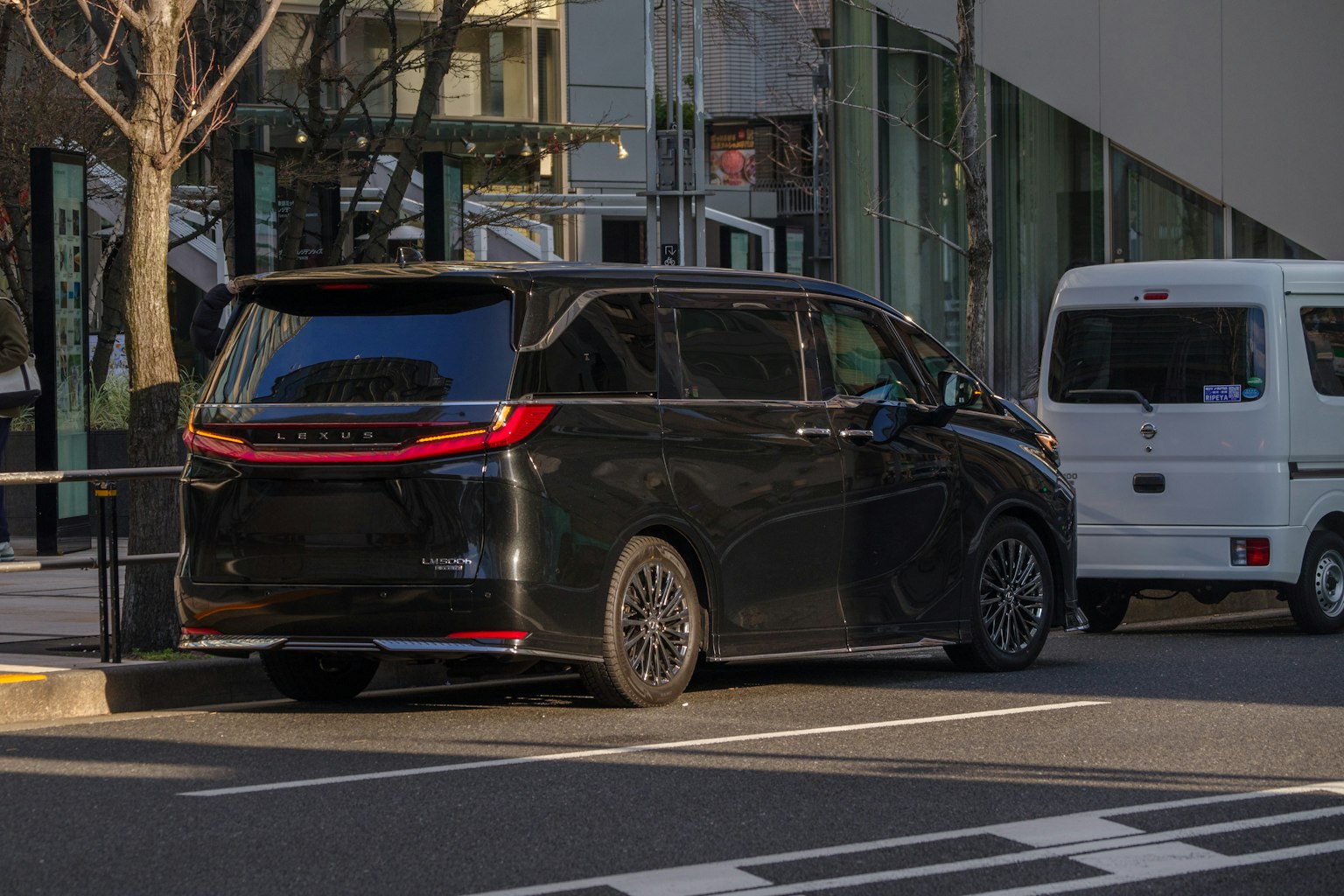 一輛黑色迷你廂型車停在城市街道上
