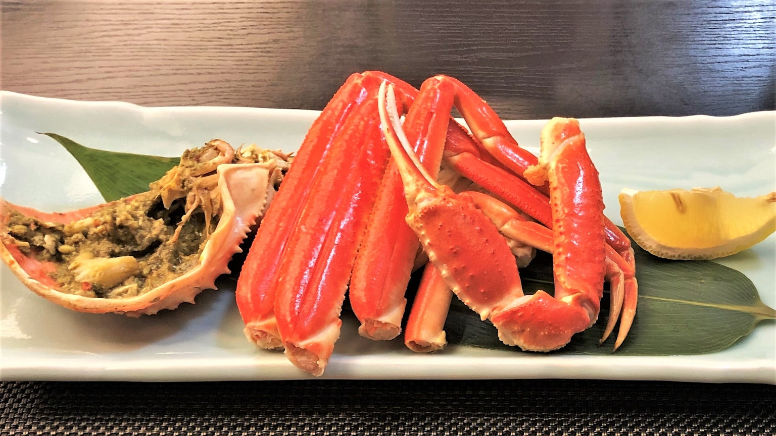 Pattes de crabe rouges vibrantes et coquille sur une assiette