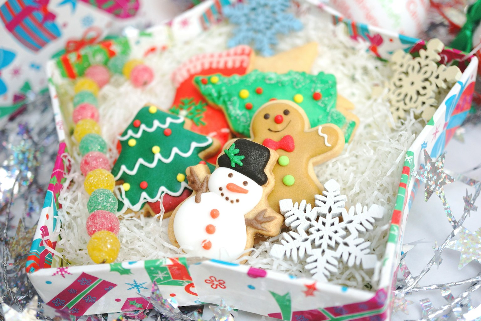 Kotak hadiah yang penuh dengan kue Natal menampilkan orang salju pohon Natal dan manusia jahe