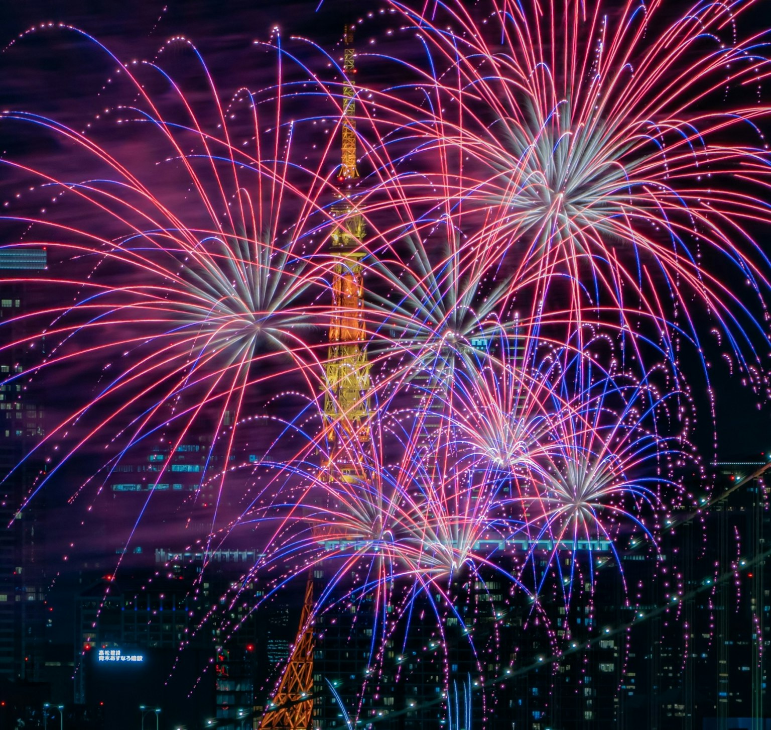 夜空中東京塔上方的絢麗煙火表演