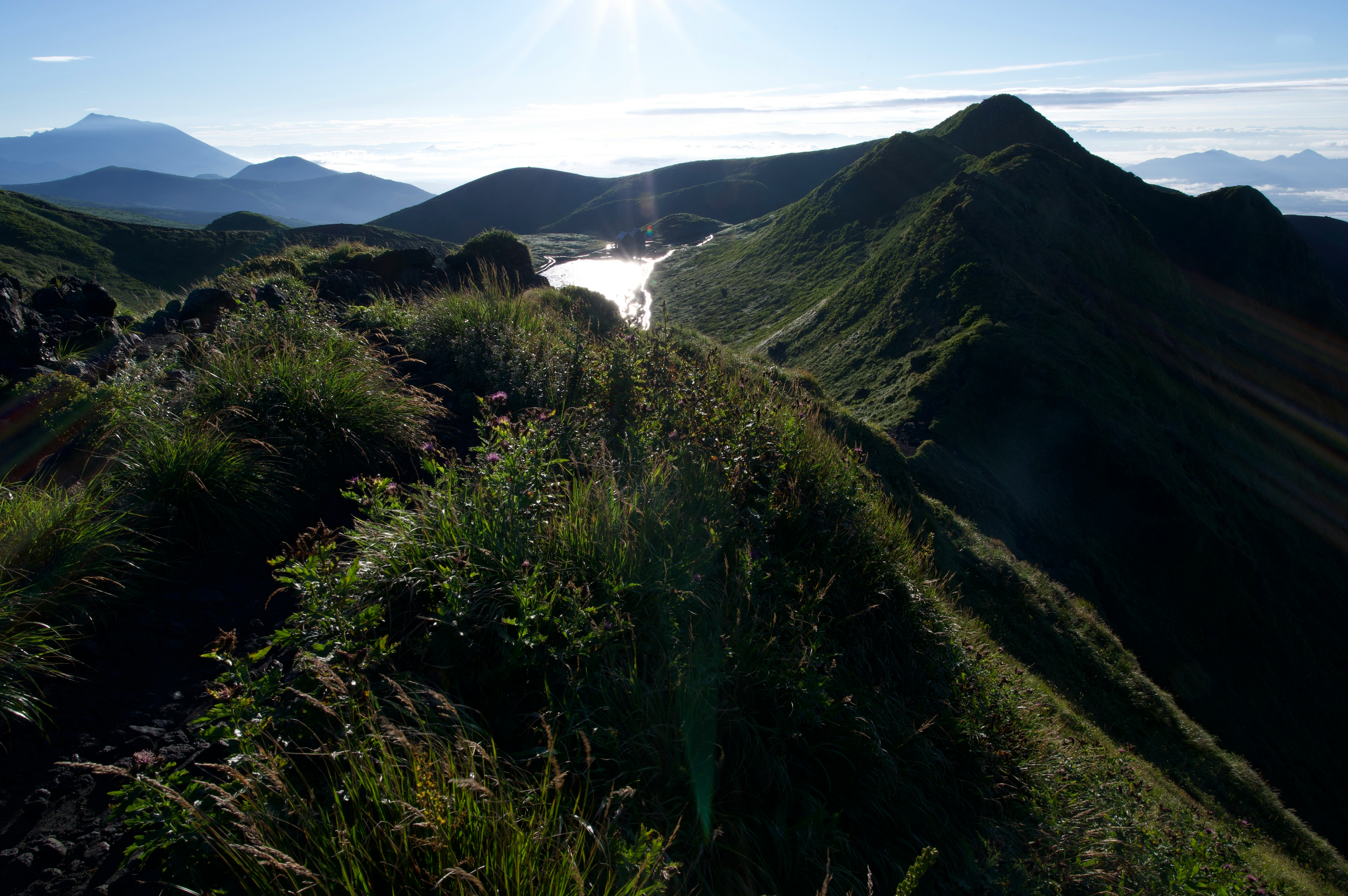 稜線と渓谷を見下ろす山並みのパノラマ景観