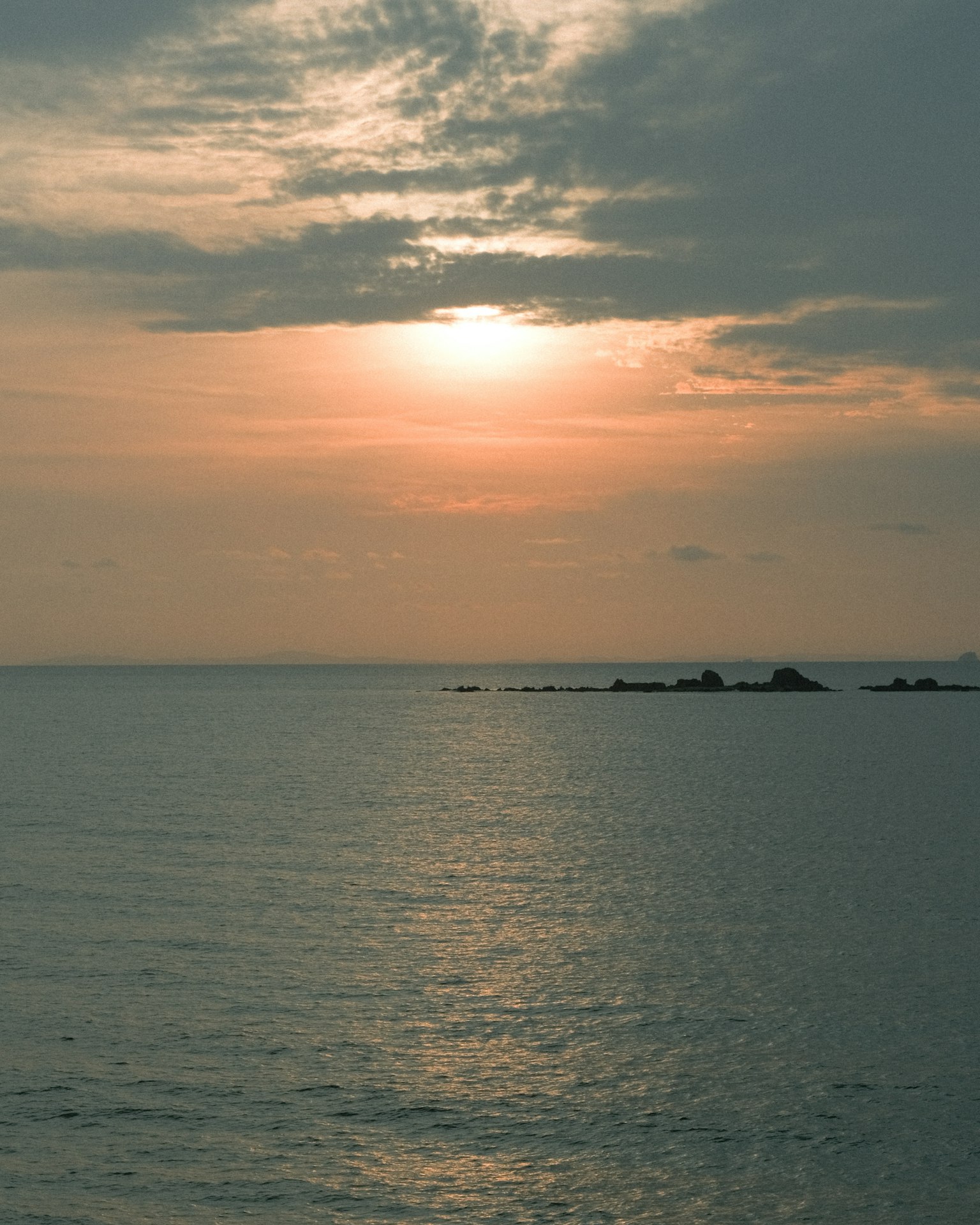 平静的海面和日落景色 轻薄的云朵和柔和的光线