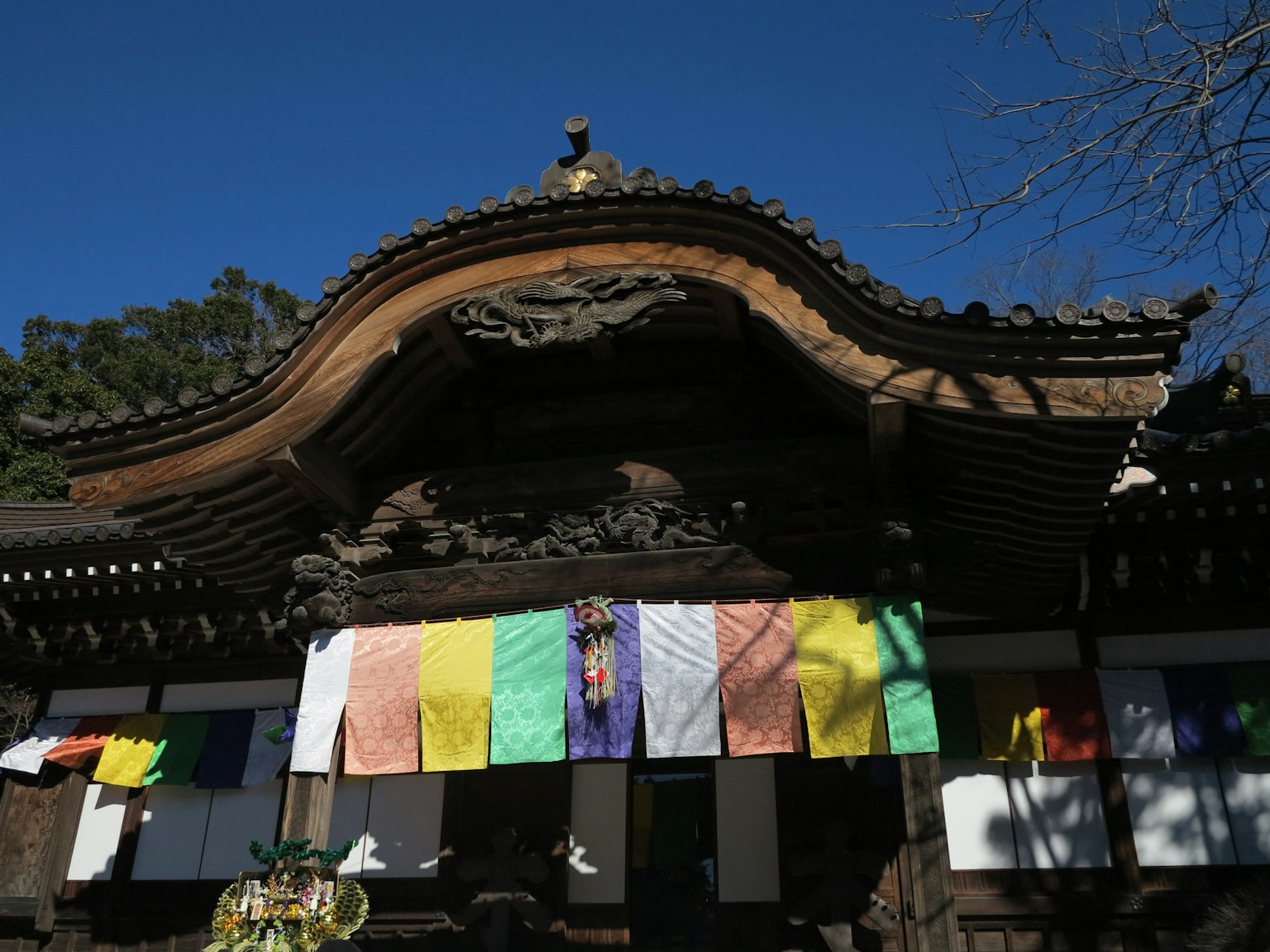 傳統日本寺廟建築裝飾有五彩旗幟
