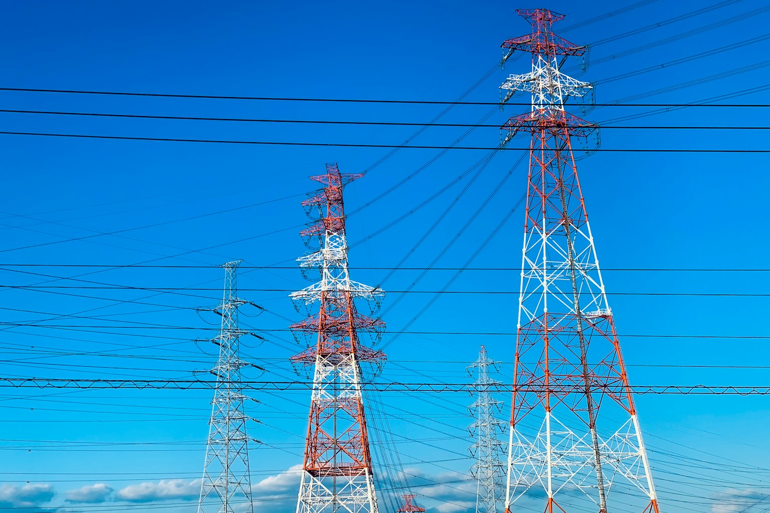 Una vista clara de torres eléctricas y líneas eléctricas bajo un cielo azul