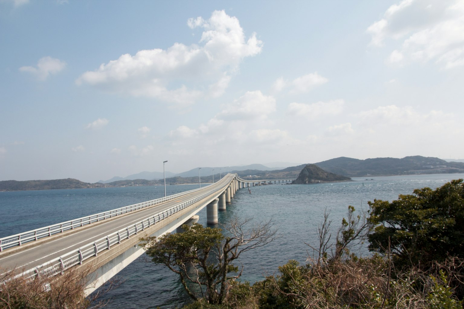 一座跨越海洋的桥与周围的自然风景