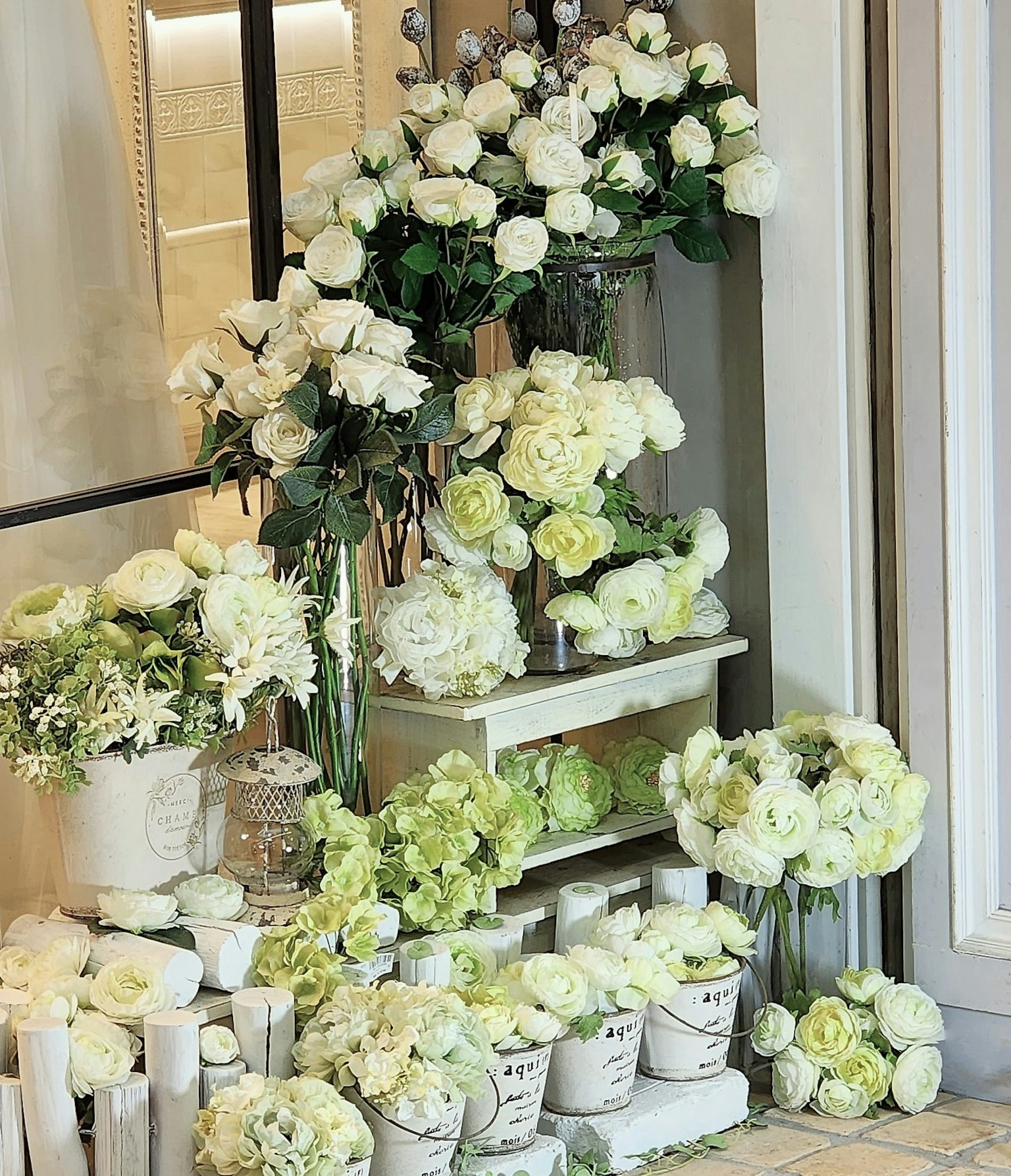 Una hermosa exhibición de flores blancas en una floristería