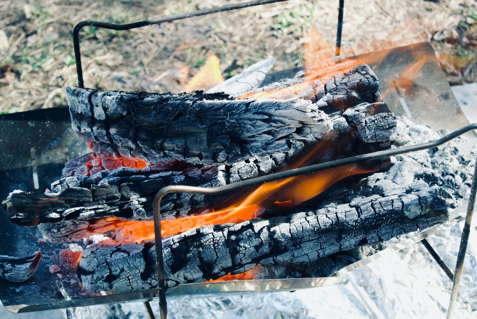 Troncos ardiendo en una fogata con brasas brillantes