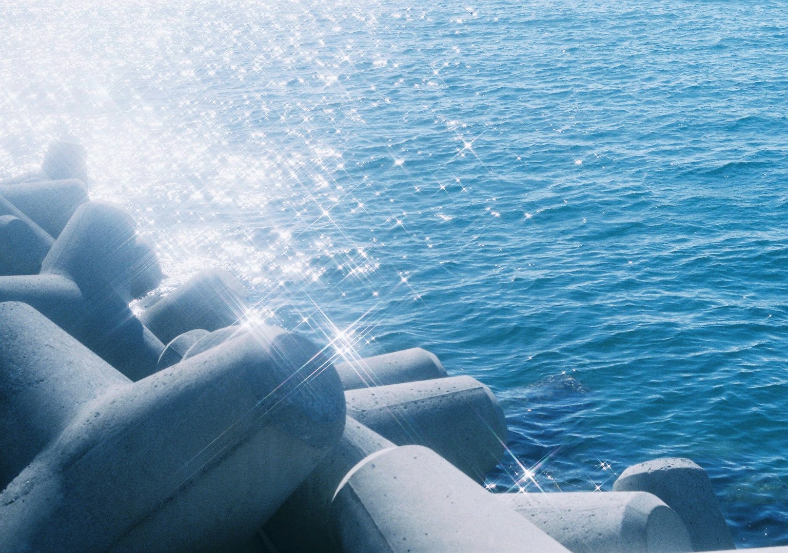 Immagine di mare blu con onde scintillanti