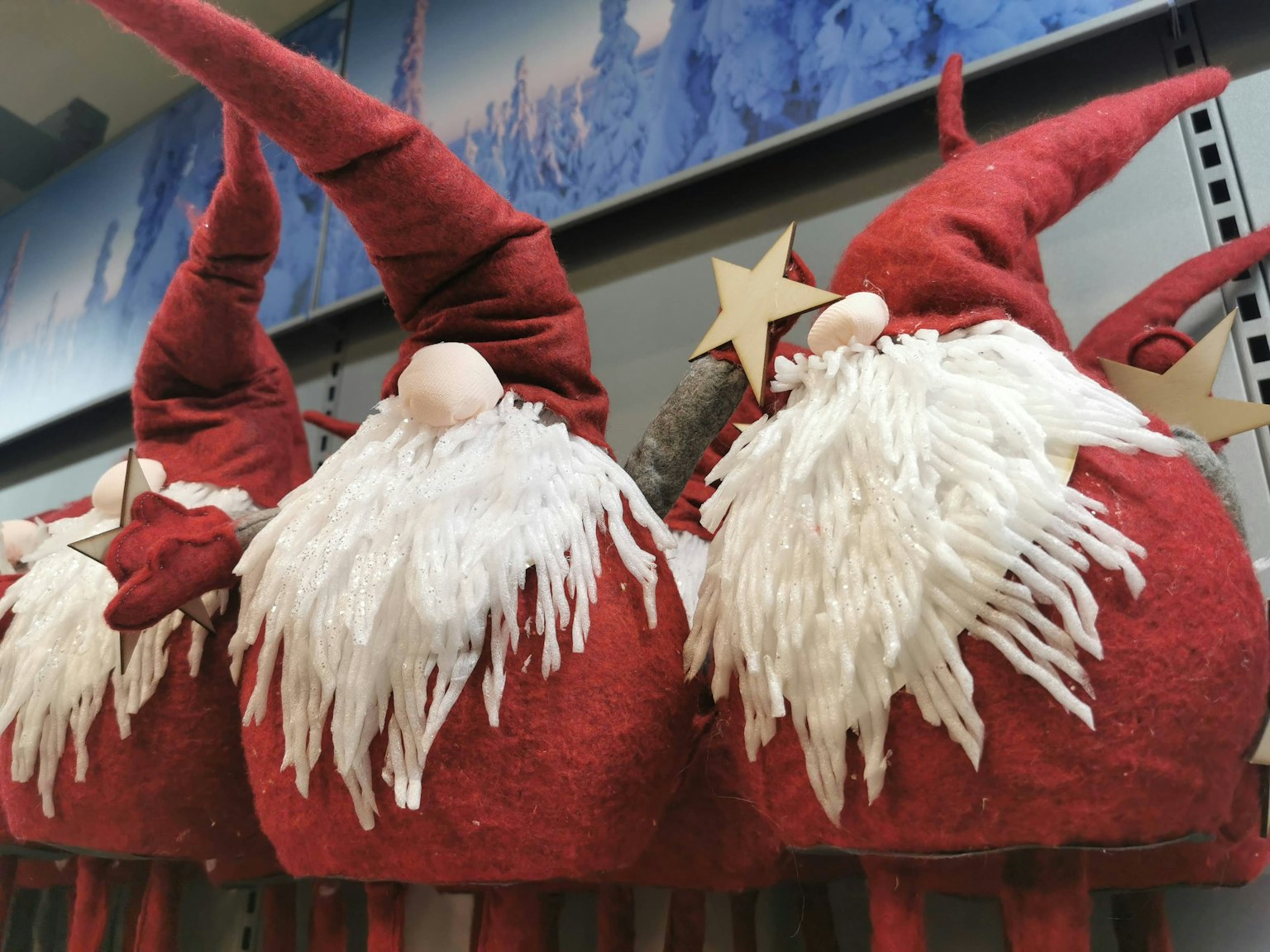Decorazioni di Babbo Natale con cappelli rossi in esposizione