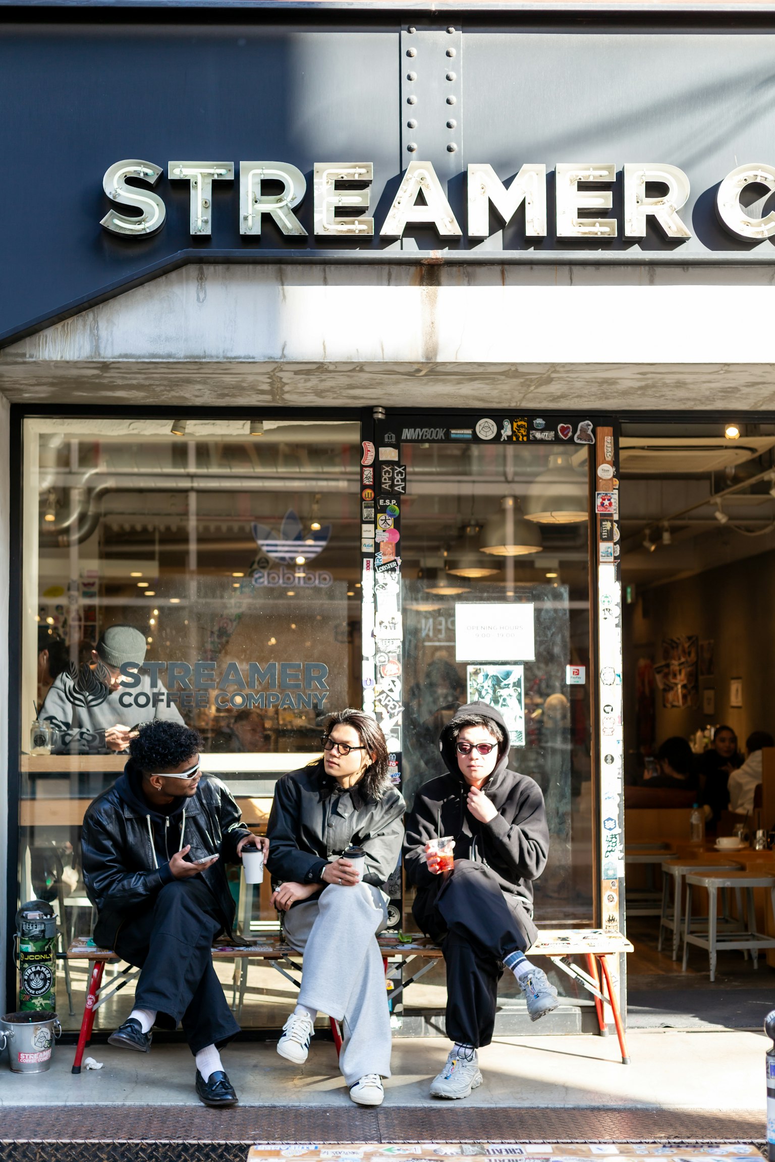 Tiga teman duduk di depan Streamer Coffee