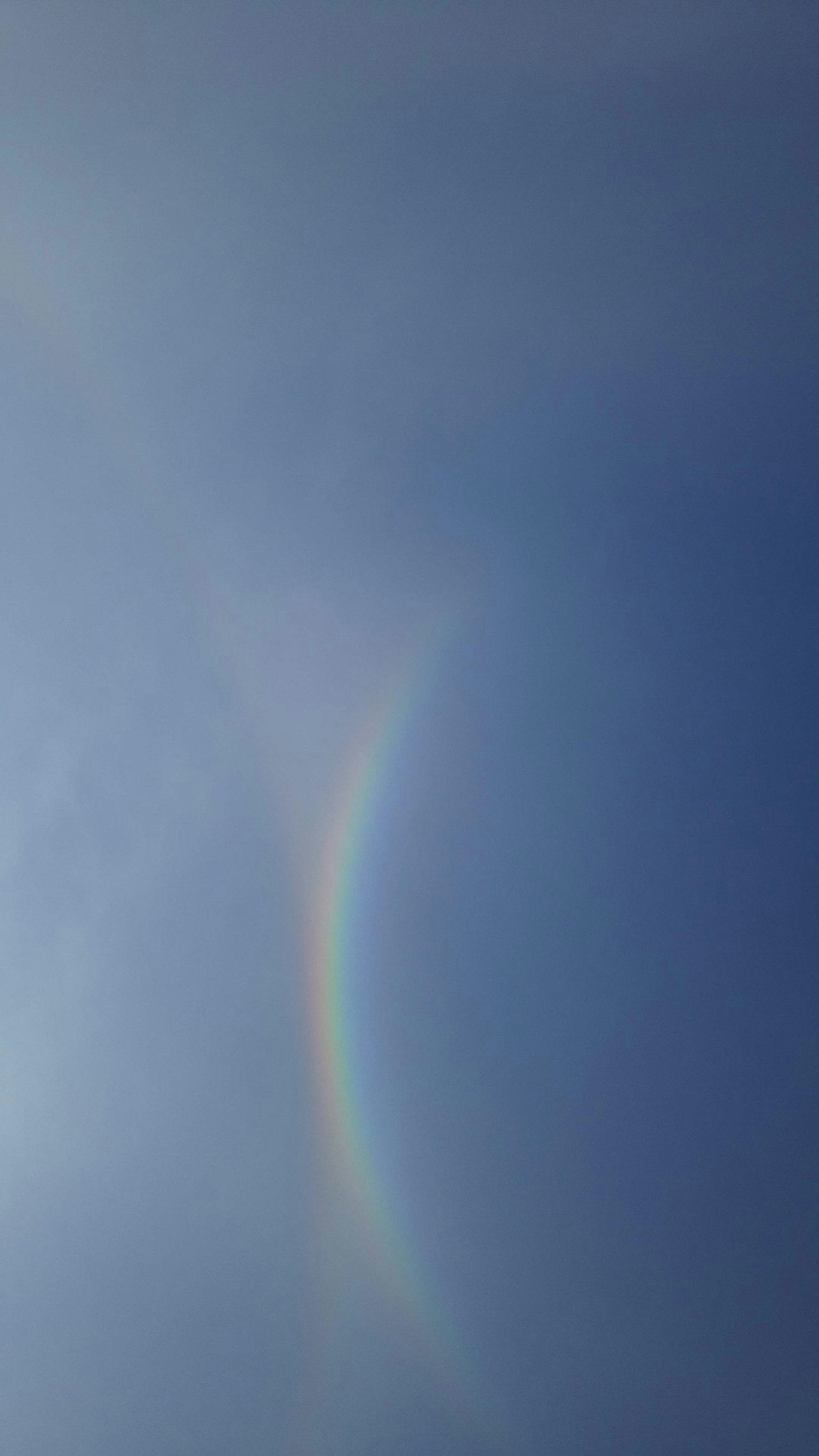 Arc-en-ciel partiel sur un ciel bleu clair