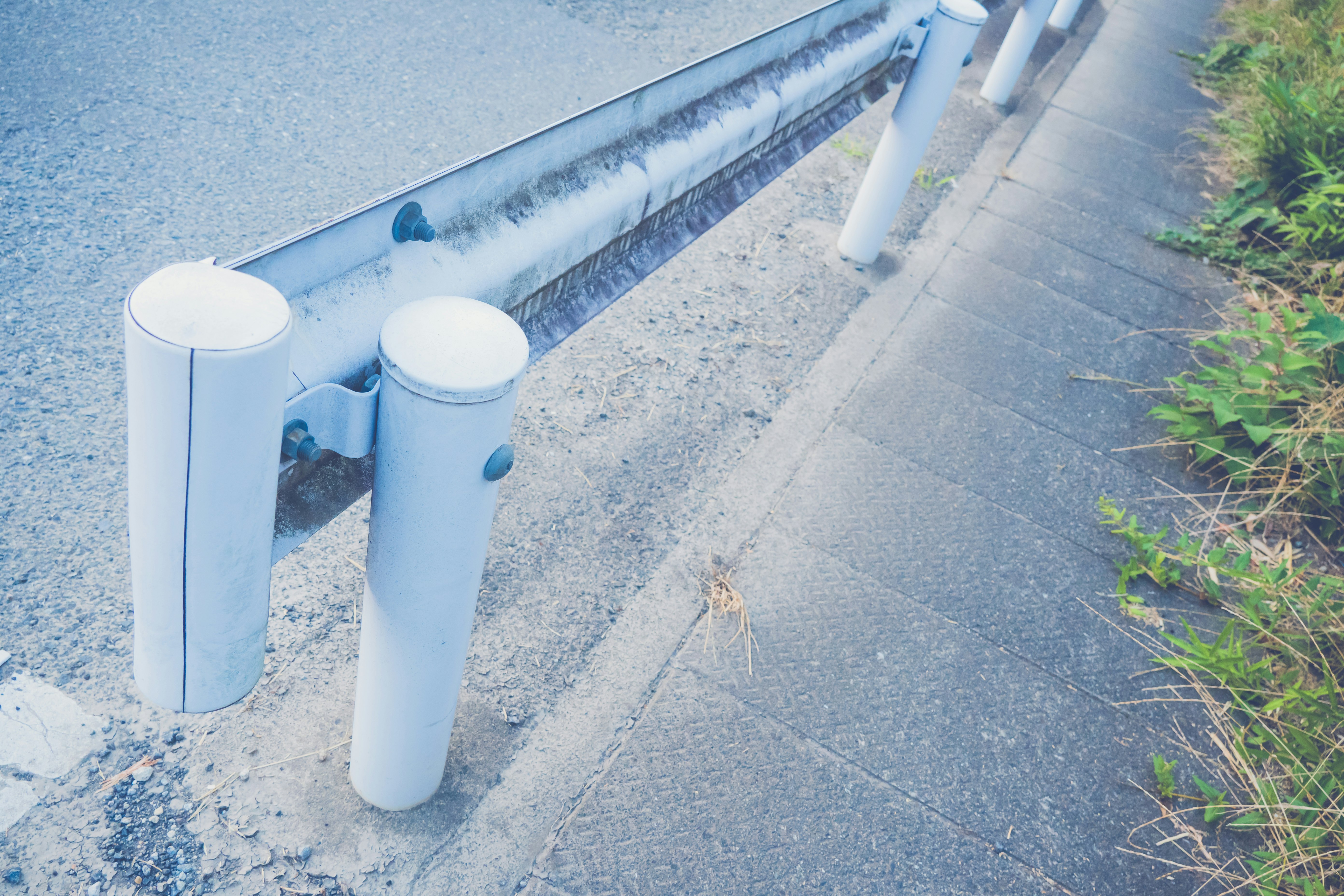 河岸步道上的白色欄杆與立柱