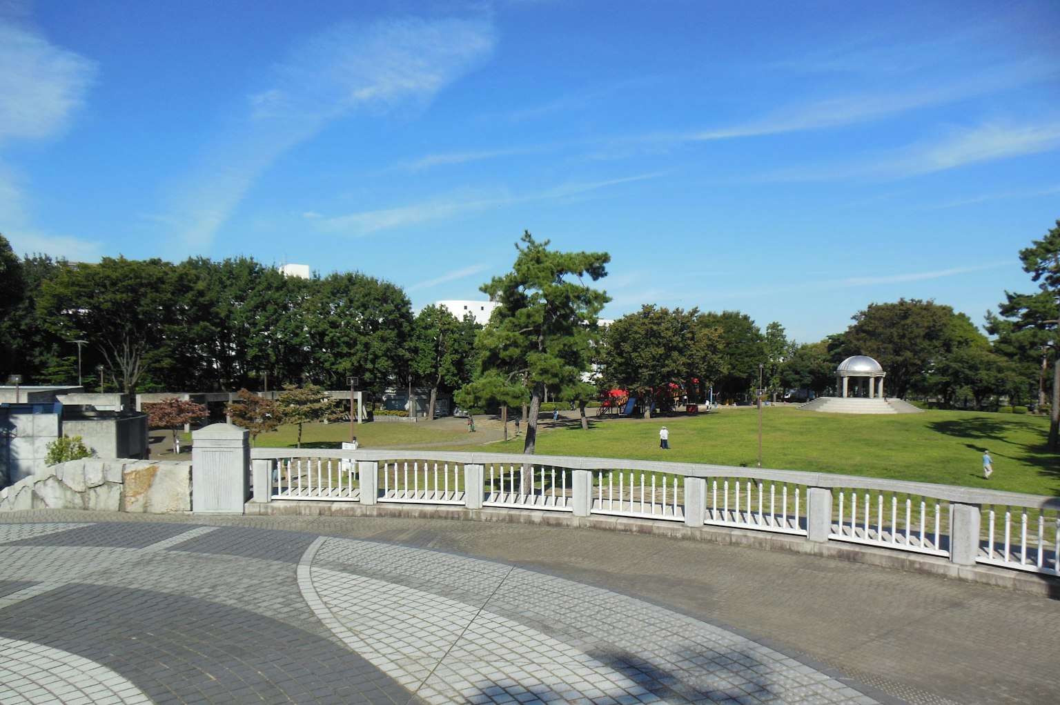 公園景觀藍天與綠樹白色欄杆與鋪砌的小路