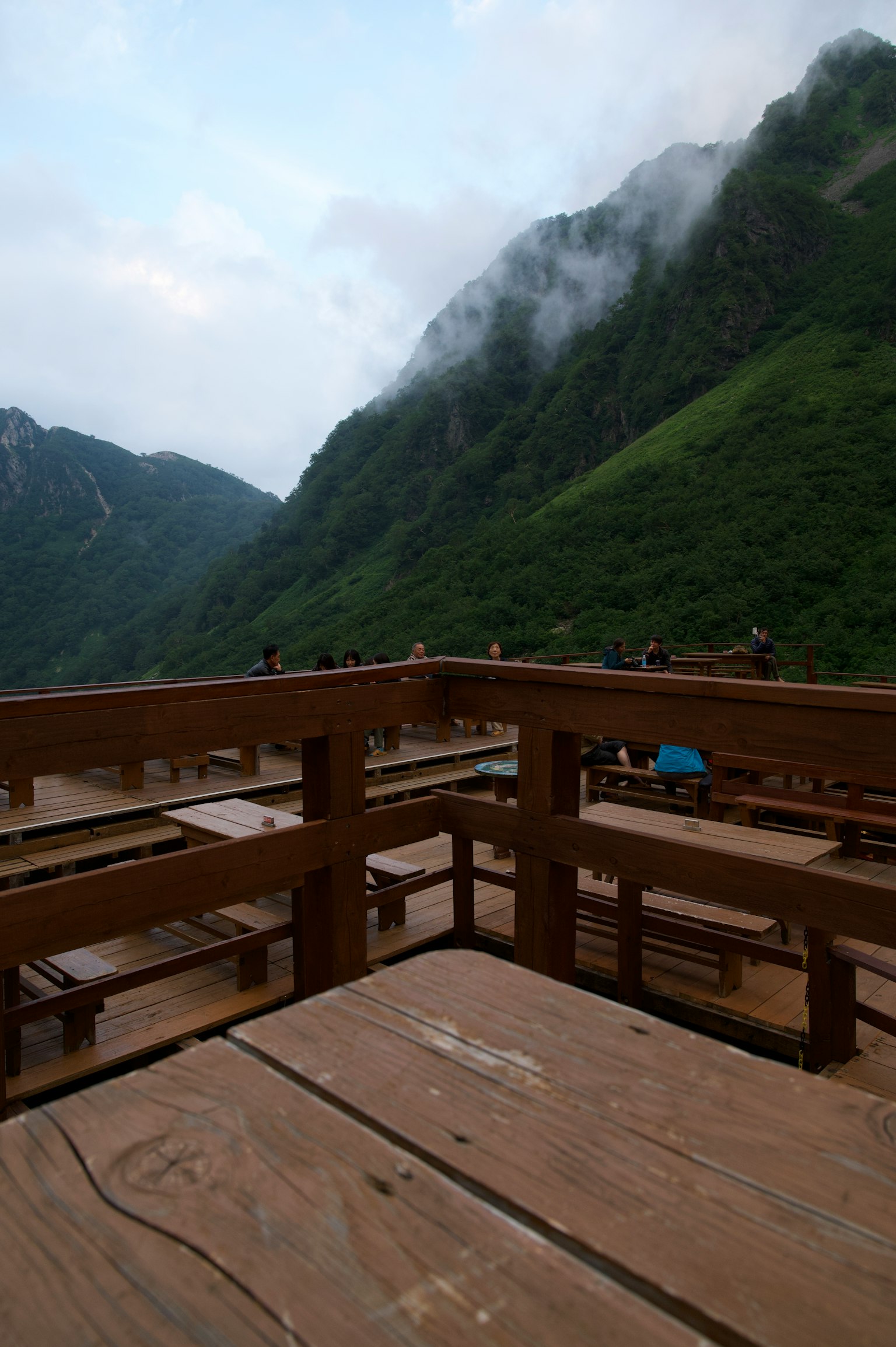 木桌和长椅与山景全景
