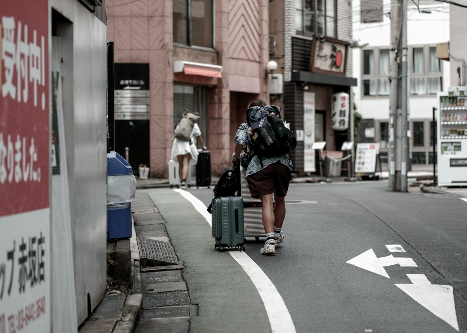 Voyageur tirant une valise en tournant un coin de la ville