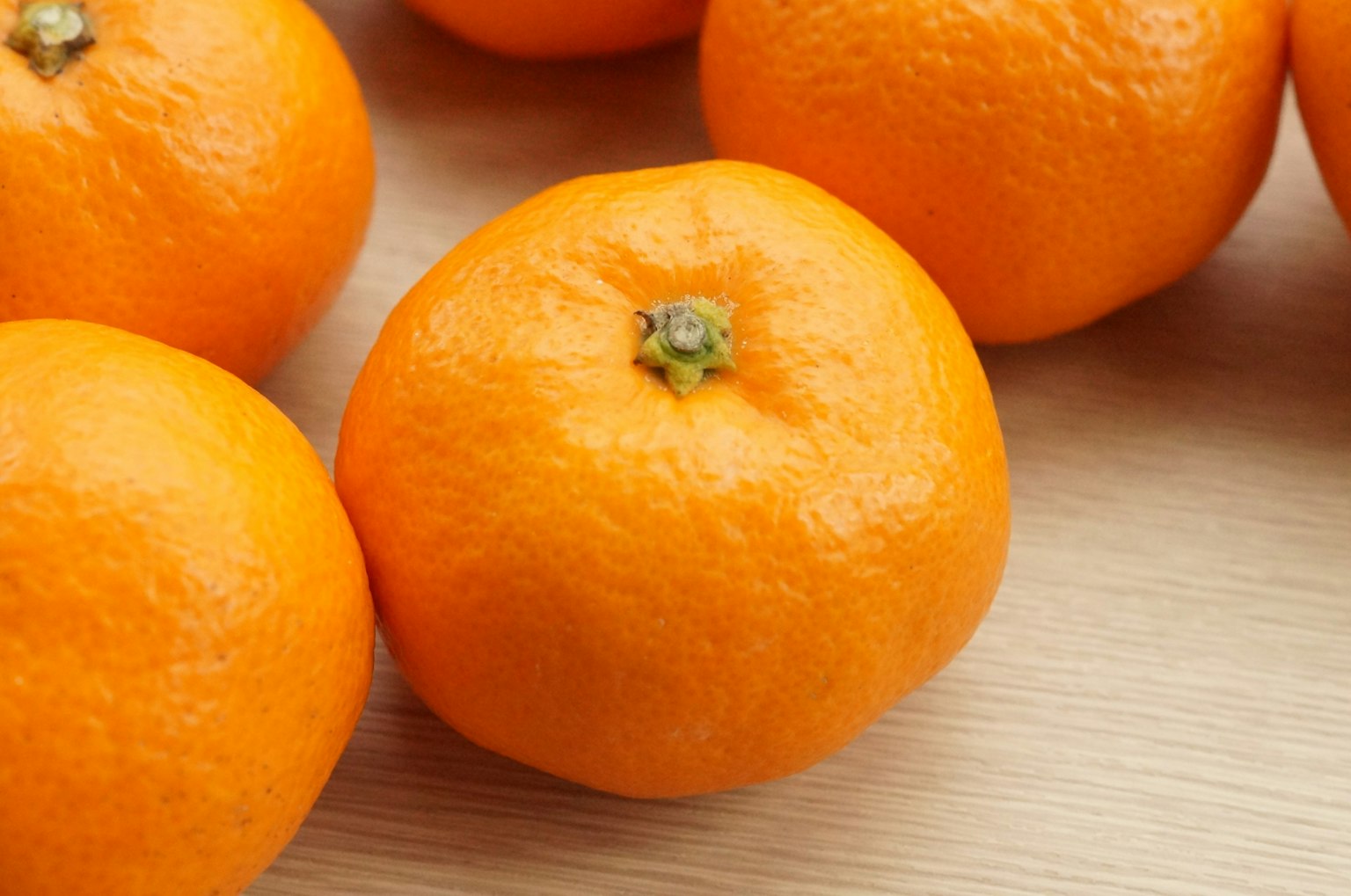 Mandarin oranye cerah disusun di permukaan kayu