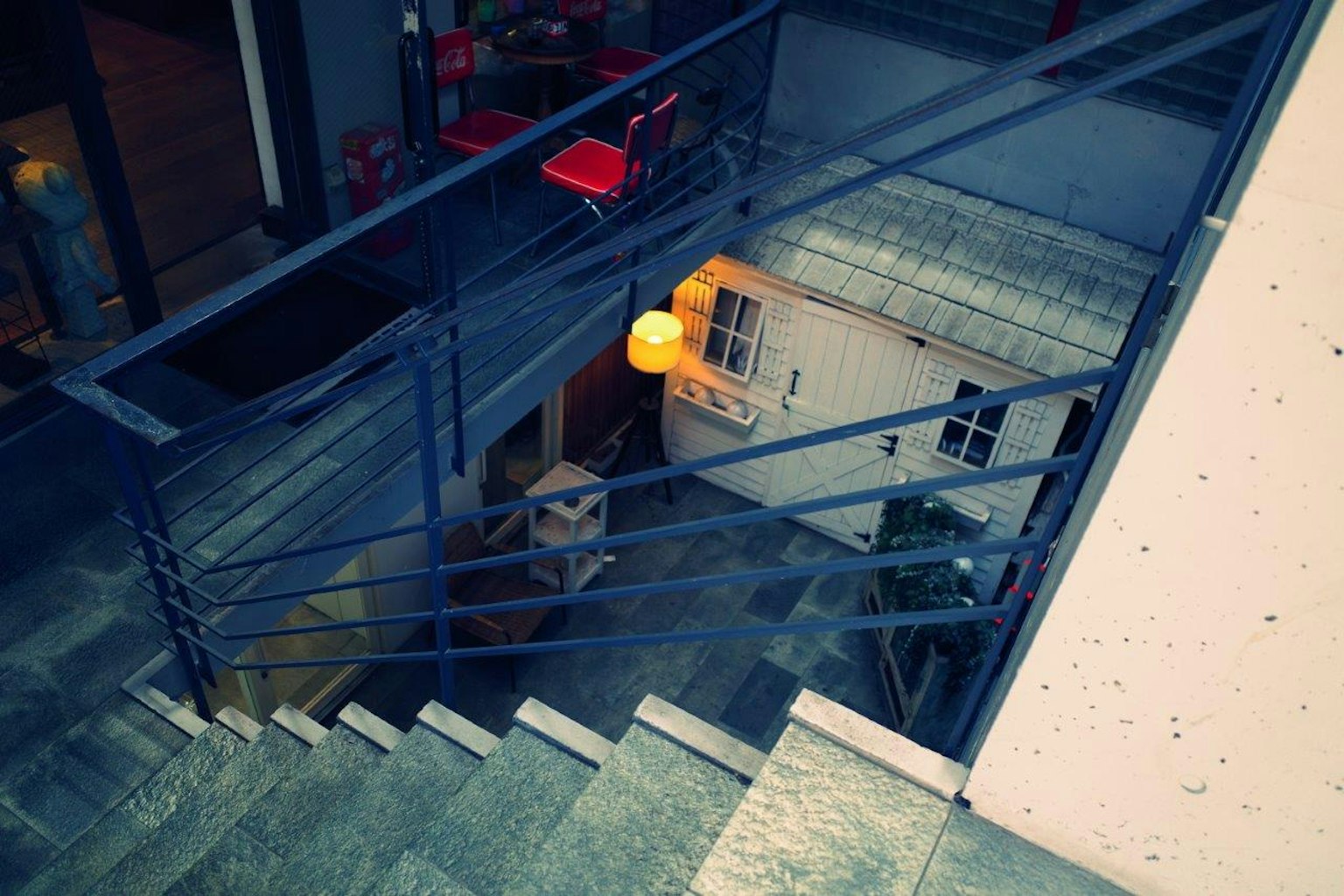 Vue intérieure moderne avec un escalier et une rampe en métal
