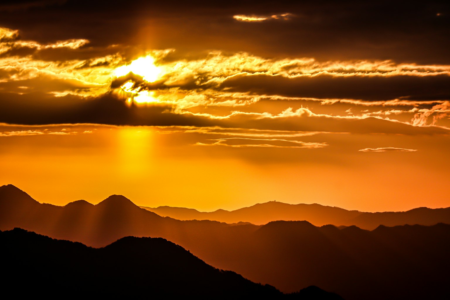Beeindruckende Landschaft mit Sonnenuntergang über den Bergen
