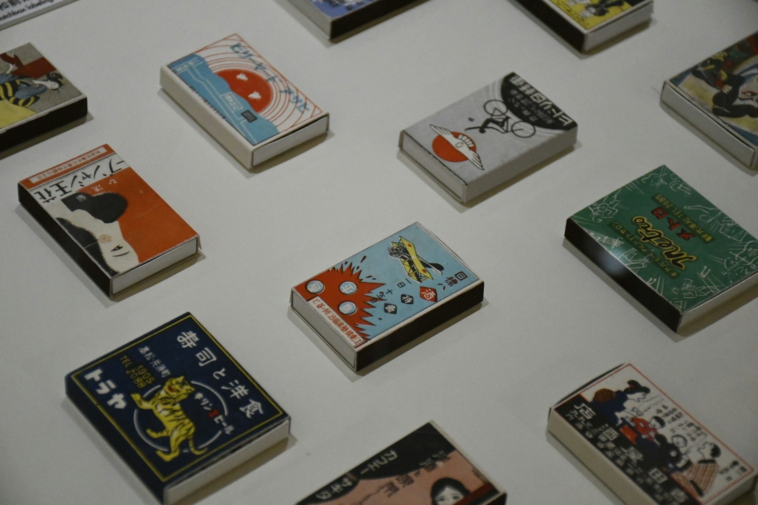 Une disposition de petits livres avec des couvertures uniques