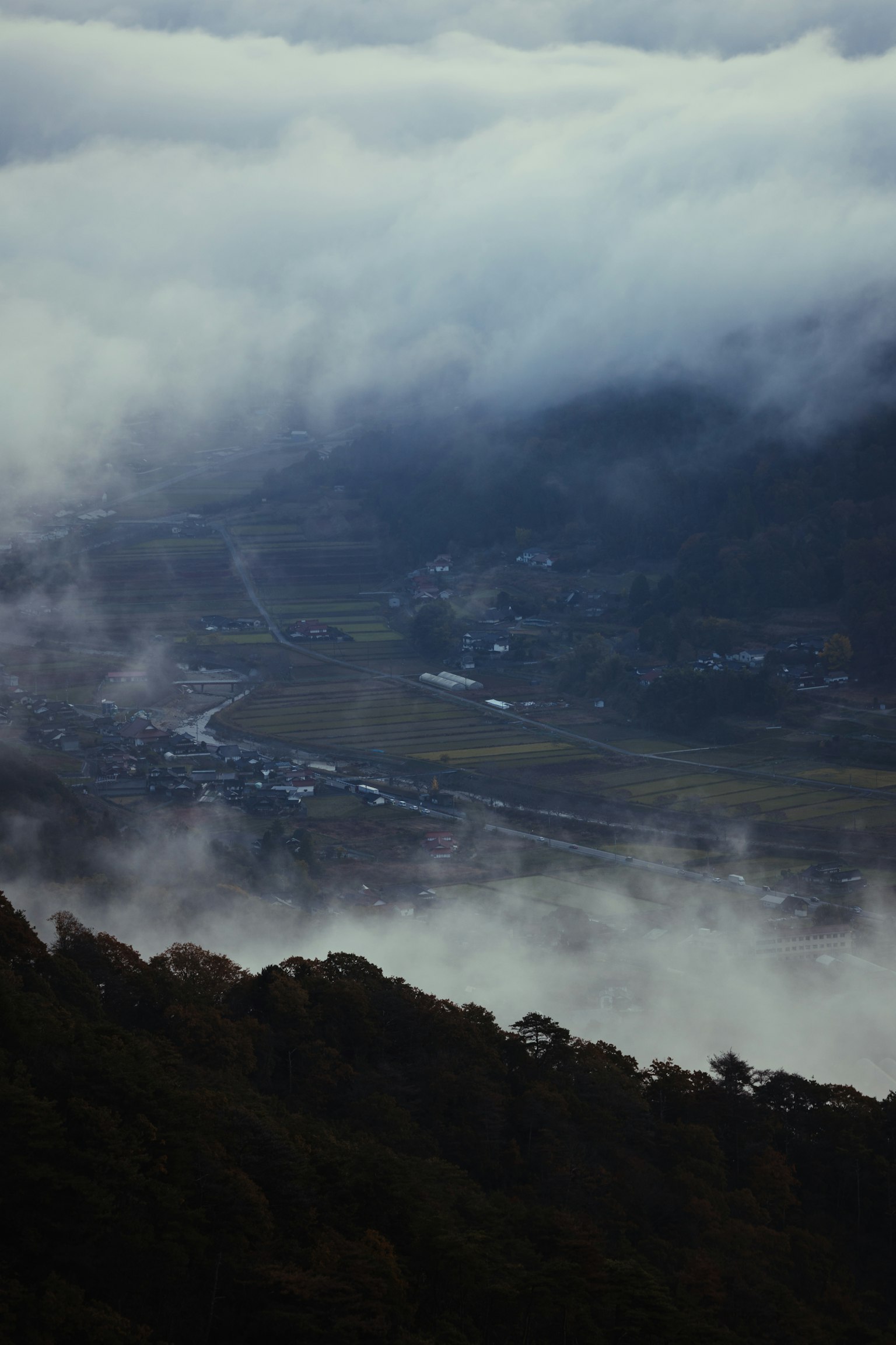 Kabut dan awan menutupi lembah di antara pegunungan