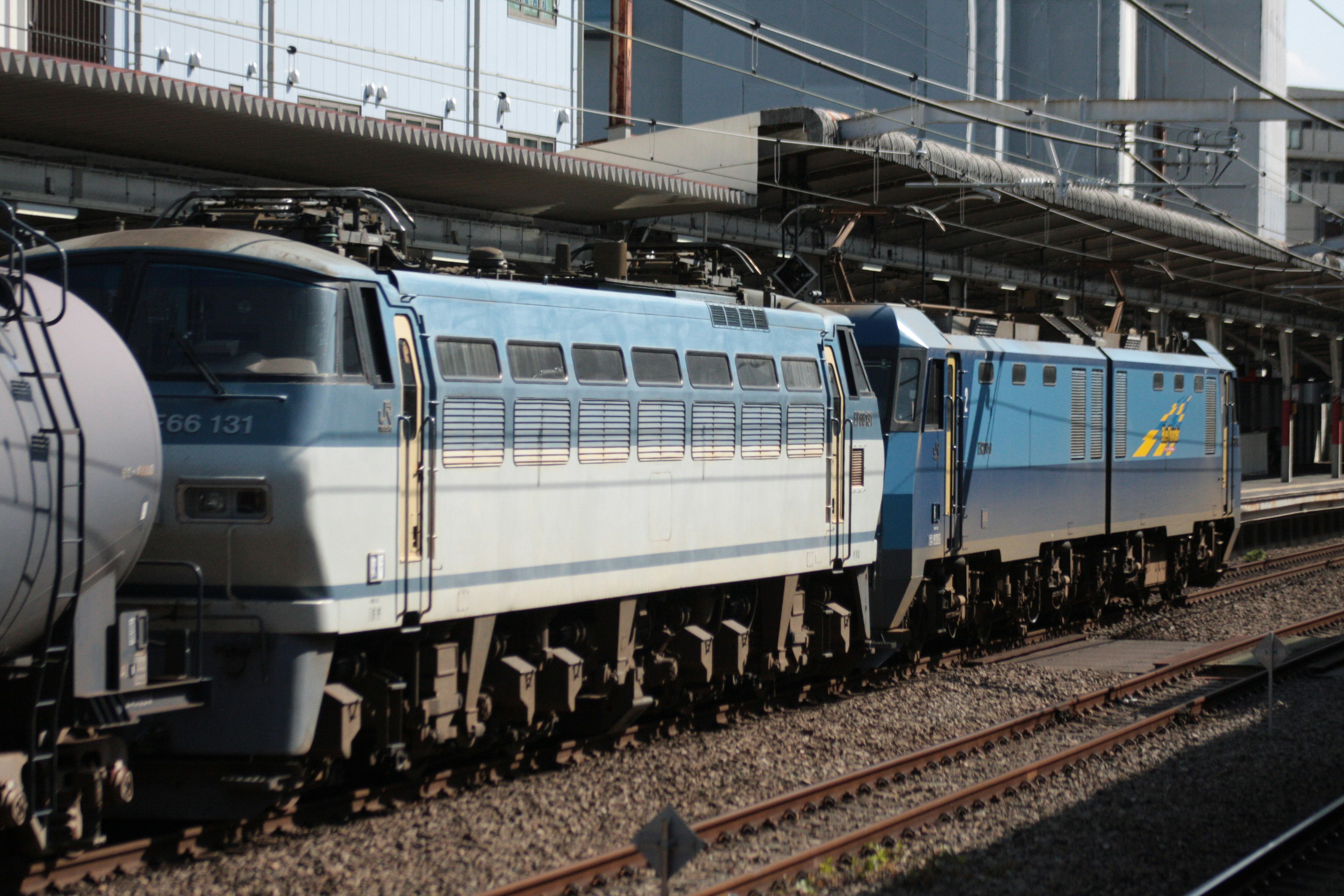 駅のホームに停車する電車の車両