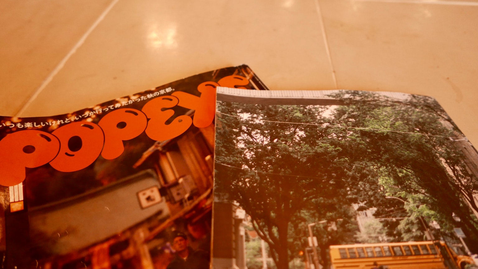 Rivista Popeye e una fotografia di paesaggio affiancate