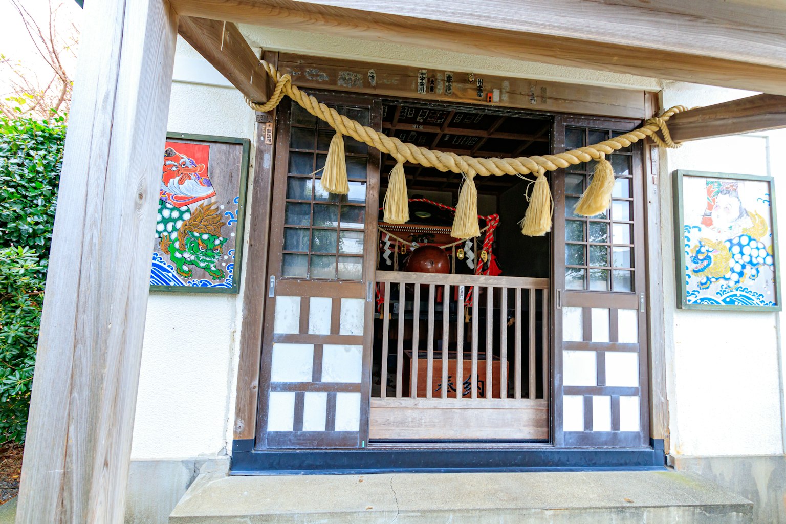傳統日本建築的入口裝飾著繩子和色彩豐富的畫作