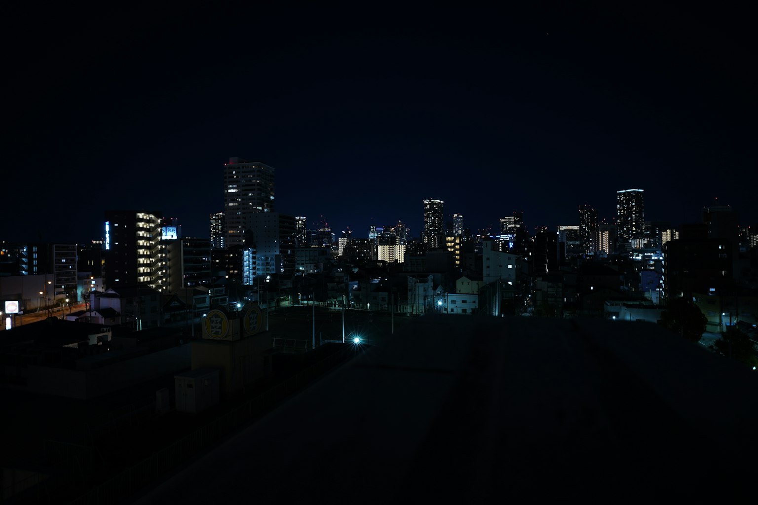 Vista notturna di Tokyo con grattacieli illuminati e luci della città